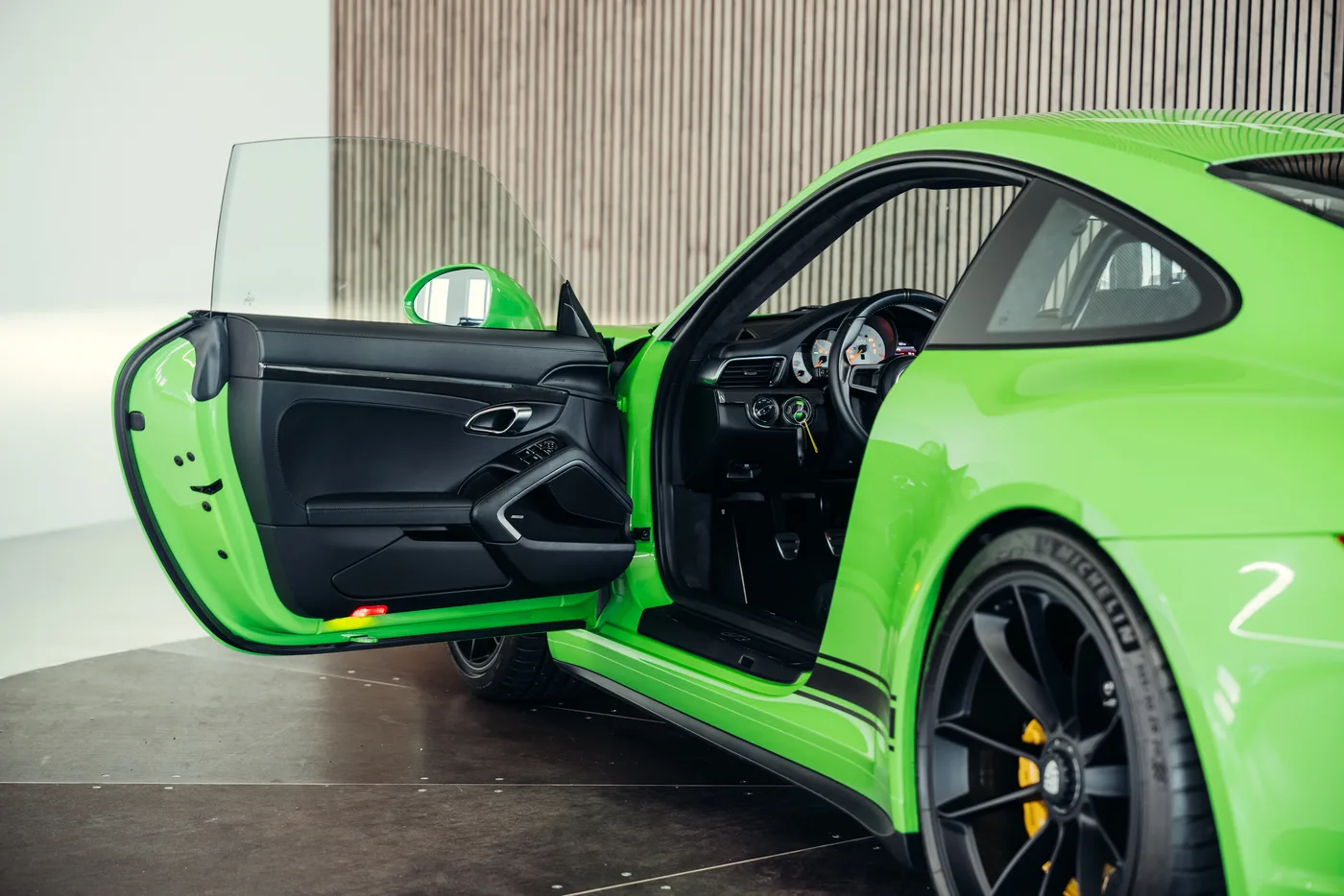 2018 Porsche 911 GT3 Touring offered by a collector car specialist in Stuttgart, Germany, photo 17 of 25