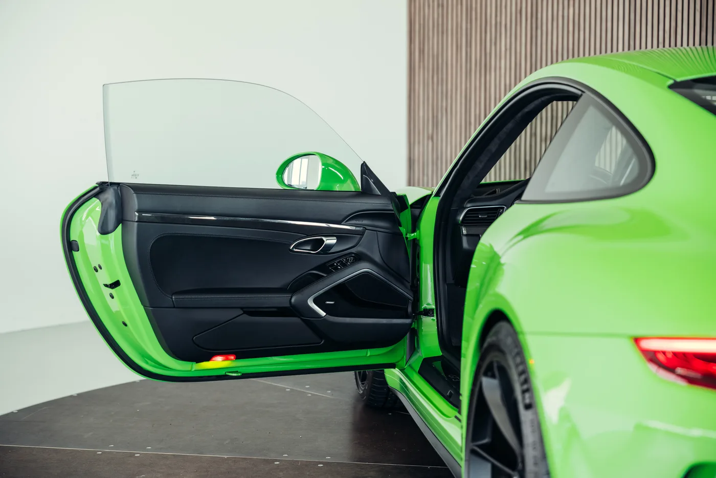 2018 Porsche 911 GT3 Touring offered by a collector car specialist in Stuttgart, Germany, photo 18 of 25