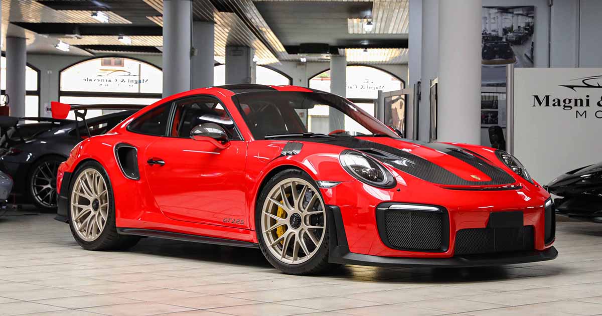 2018 Porsche 911 GT2 RS Weissach package proposée par un concessionnaire spécialisé à Milan, Italie, photo principale