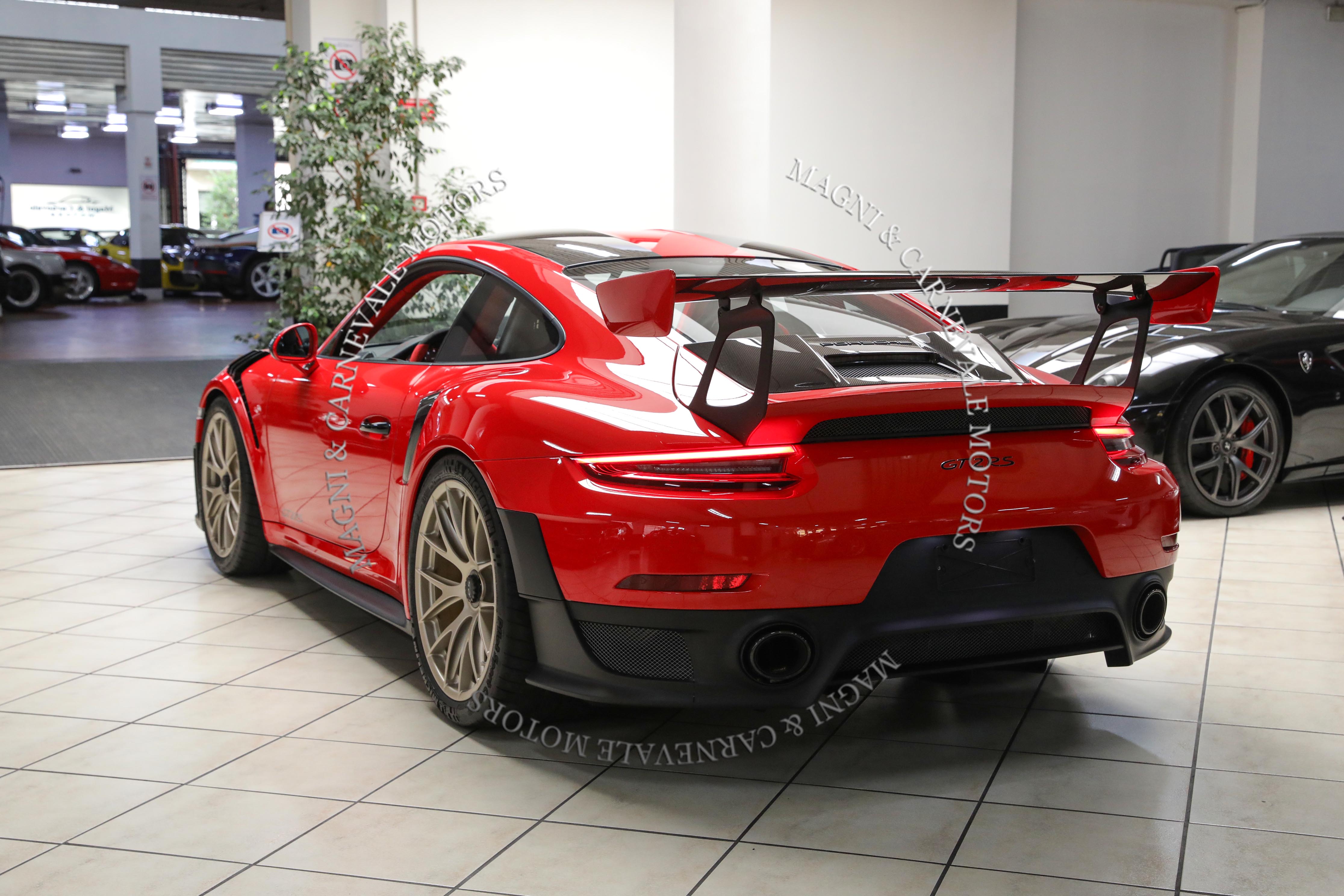 2018 Porsche 911 GT2 RS Weissach package offered by a specialist dealer in Milan, Italy, photo 10 of 20