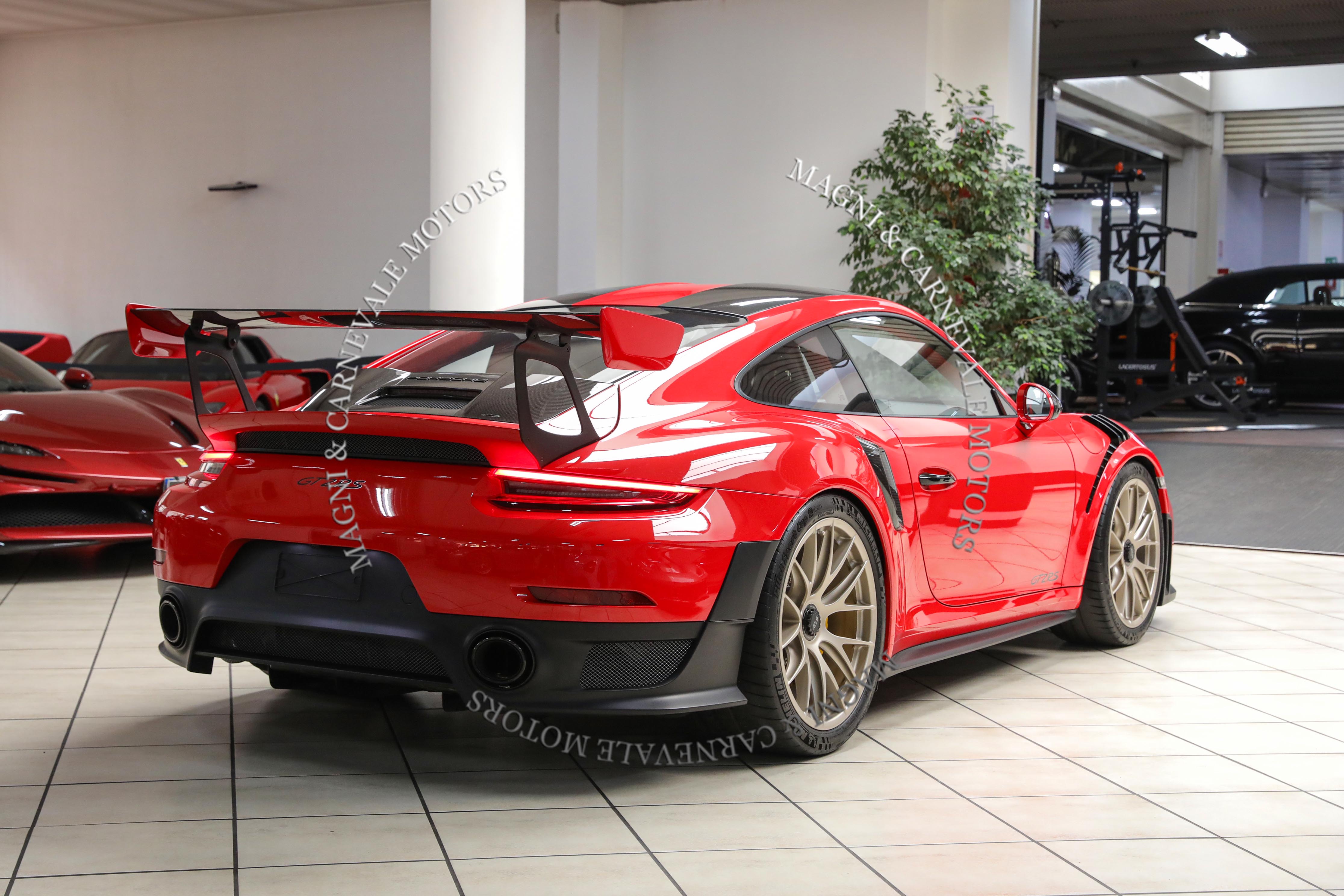 2018 Porsche 911 GT2 RS Weissach package offered by a specialist dealer in Milan, Italy, photo 12 of 20