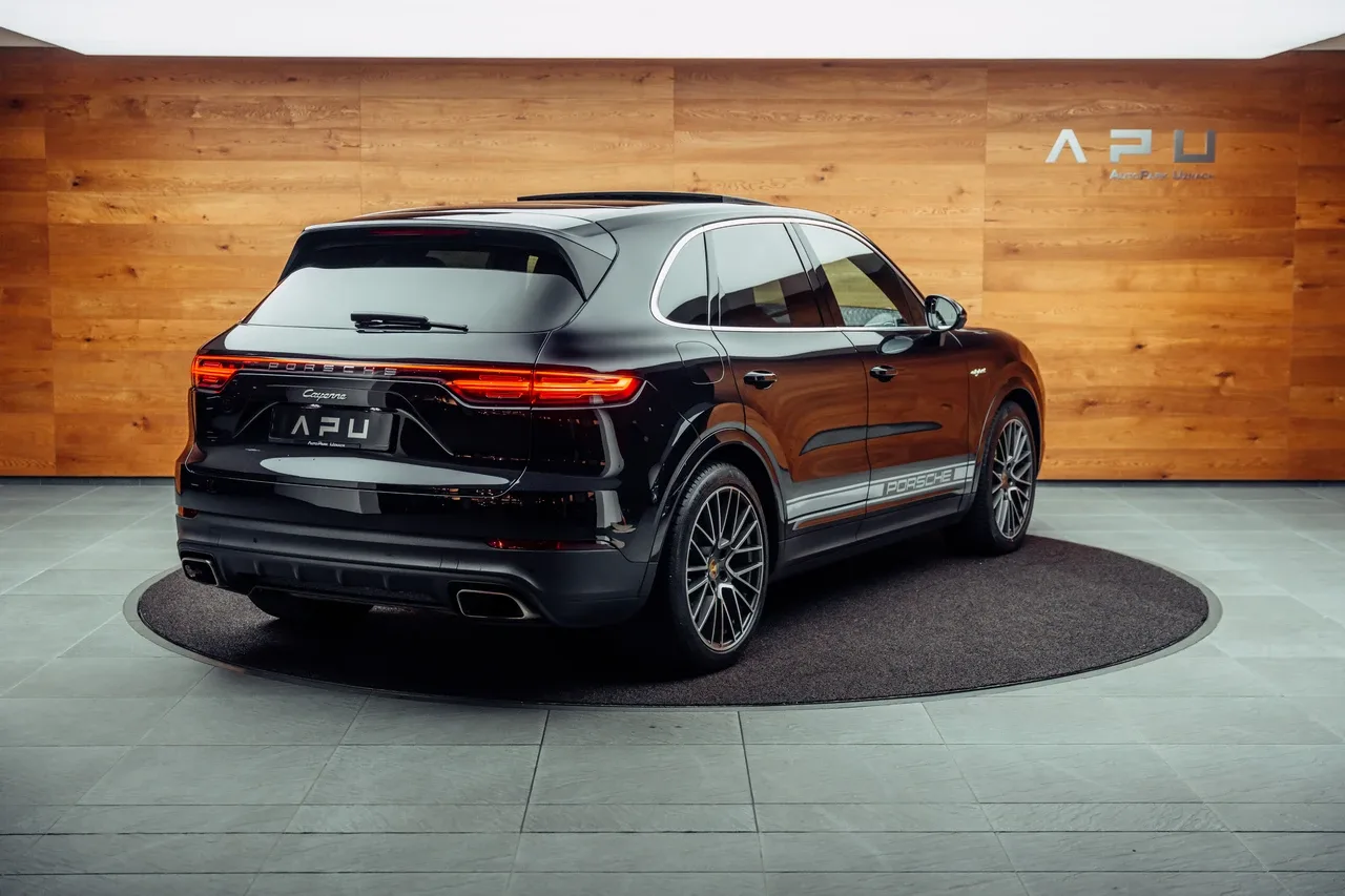 2018 Porsche Cayenne proposée par un concessionnaire spécialisé à Uznach, Suisse, photo principale