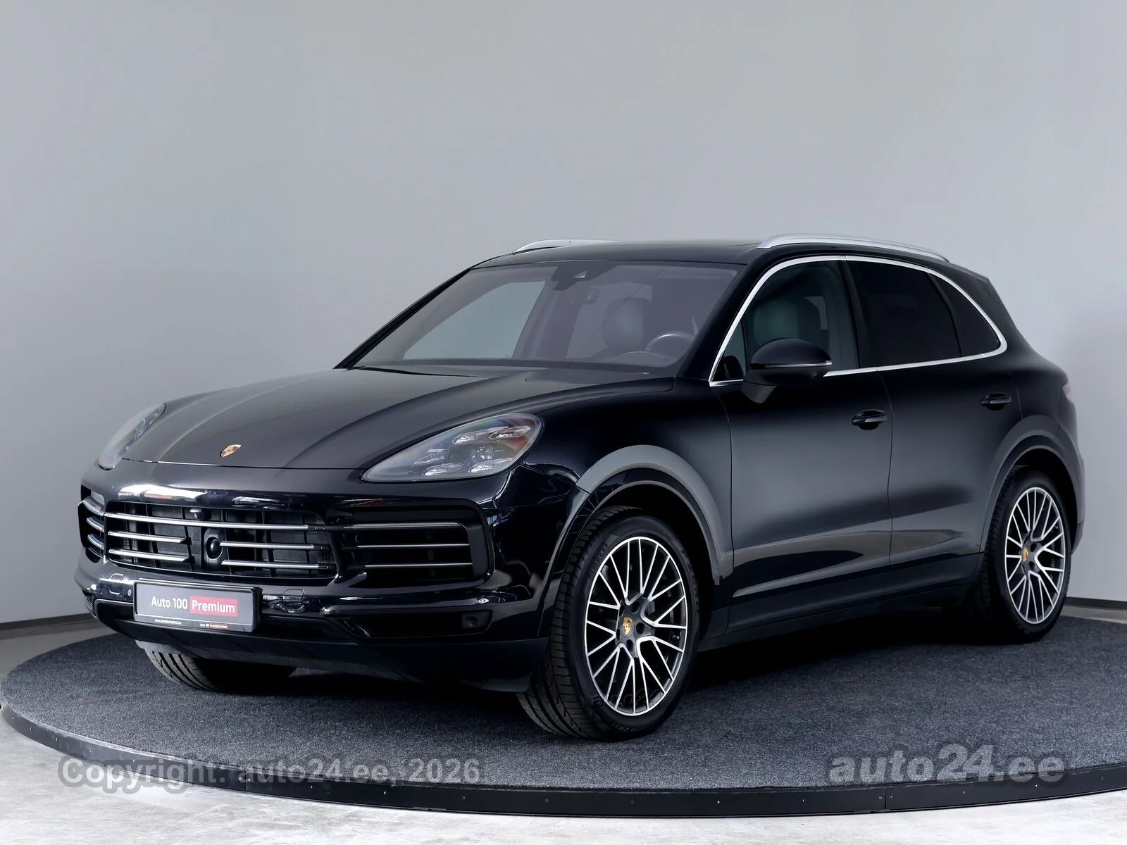2018 Porsche Cayenne S en un concesionario especializado de Tallinn, Estonia, foto principal