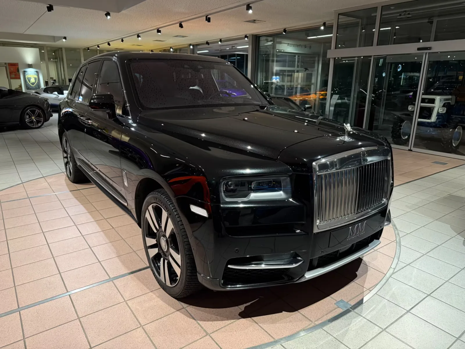 2018 Rolls-Royce Cullinan proposée par un concessionnaire spécialisé à Hannover, Allemagne, photo principale