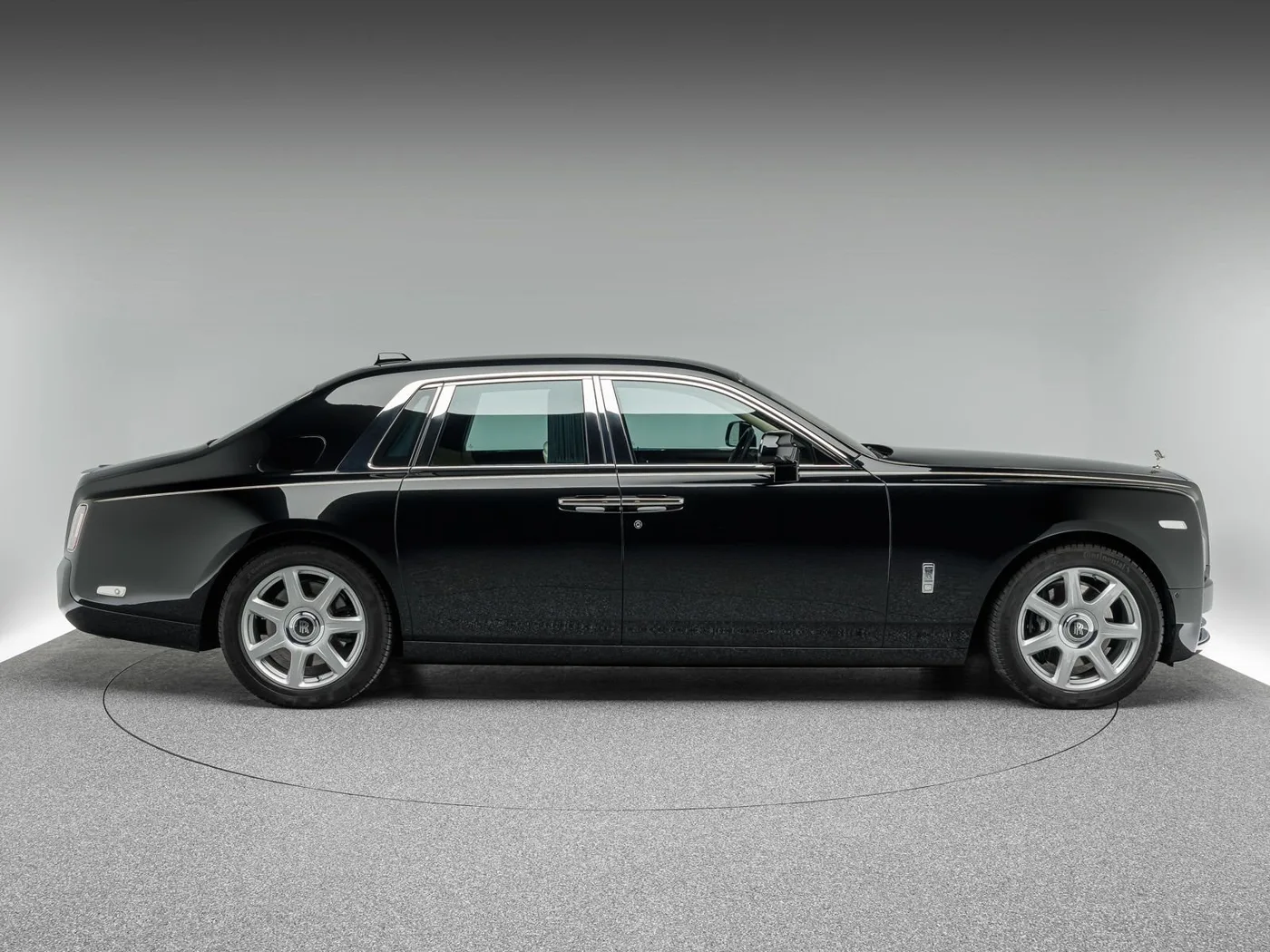 2018 Rolls-Royce Phantom offered by a specialist dealer in Böblingen, Germany, photo 2 of 15