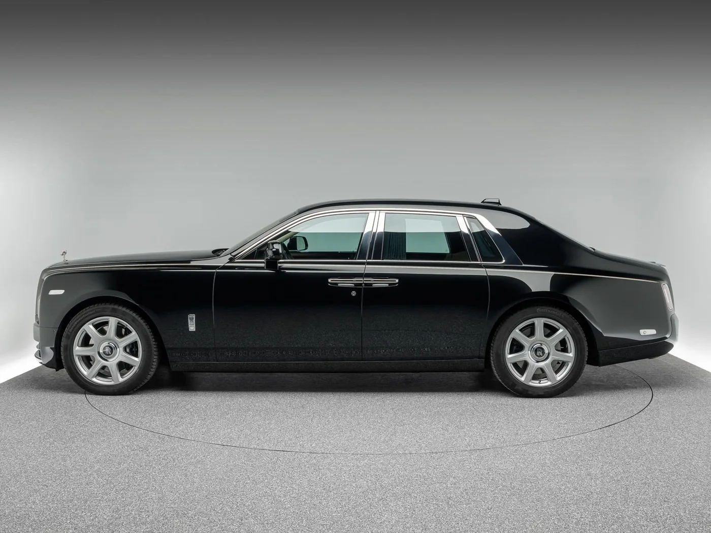 2018 Rolls-Royce Phantom offered by a specialist dealer in Böblingen, Germany, photo 5 of 15
