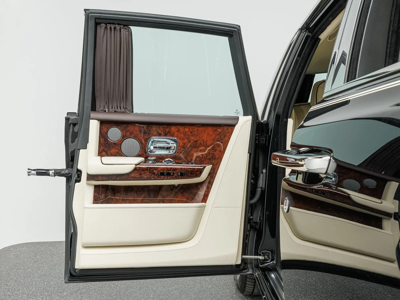 2018 Rolls-Royce Phantom offered by a specialist dealer in Böblingen, Germany, photo 8 of 15