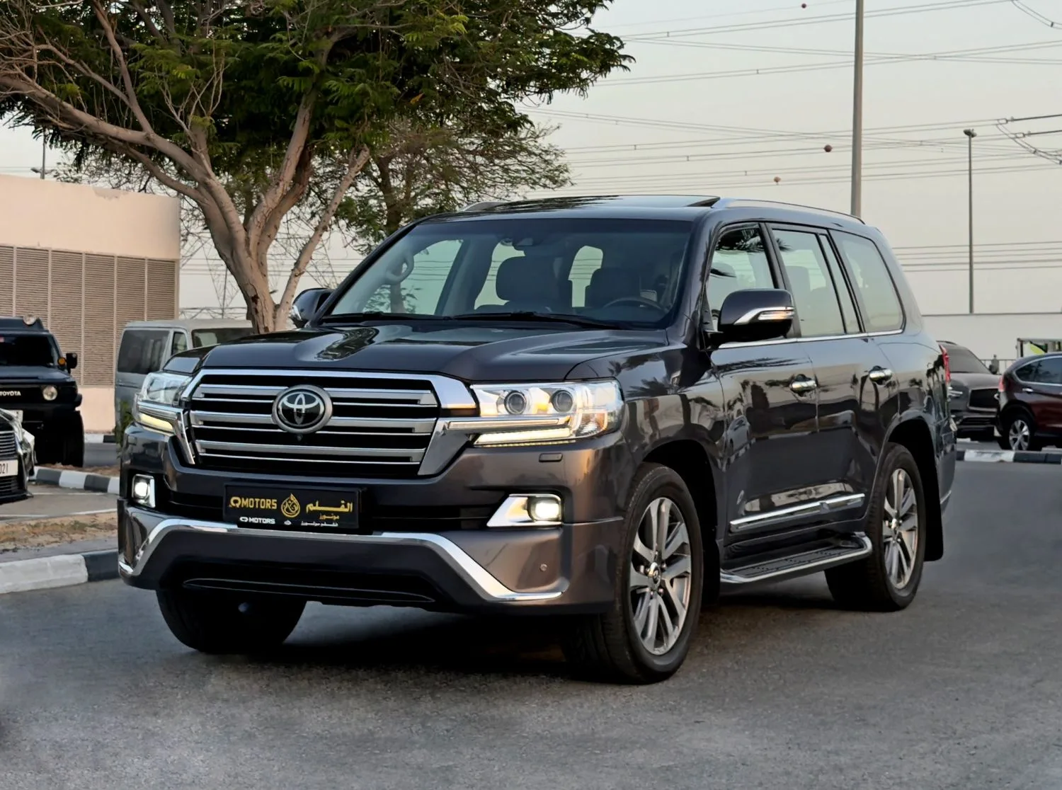 2018 Toyota Land Cruiser VXR angeboten von einem Fachhändler in Dubai, Vereinigte Arabische Emirate, Hauptfoto