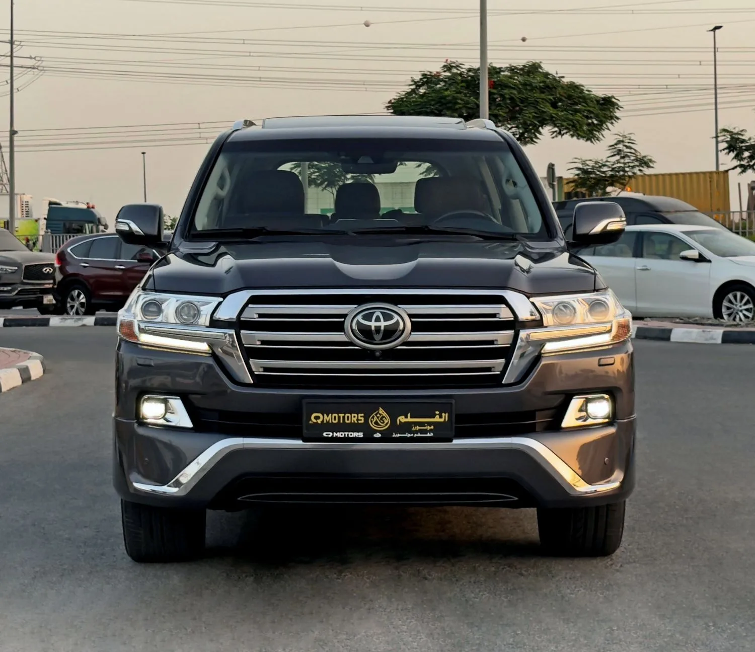 2018 Toyota Land Cruiser VXR proposée par un concessionnaire spécialisé à Dubai, Émirats arabes unis, photo 2 sur 13