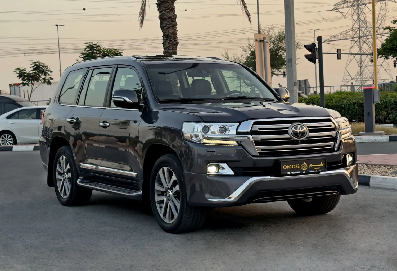 2018 Toyota Land Cruiser VXR proposée par un concessionnaire spécialisé à Dubai, Émirats arabes unis, photo 3 sur 13