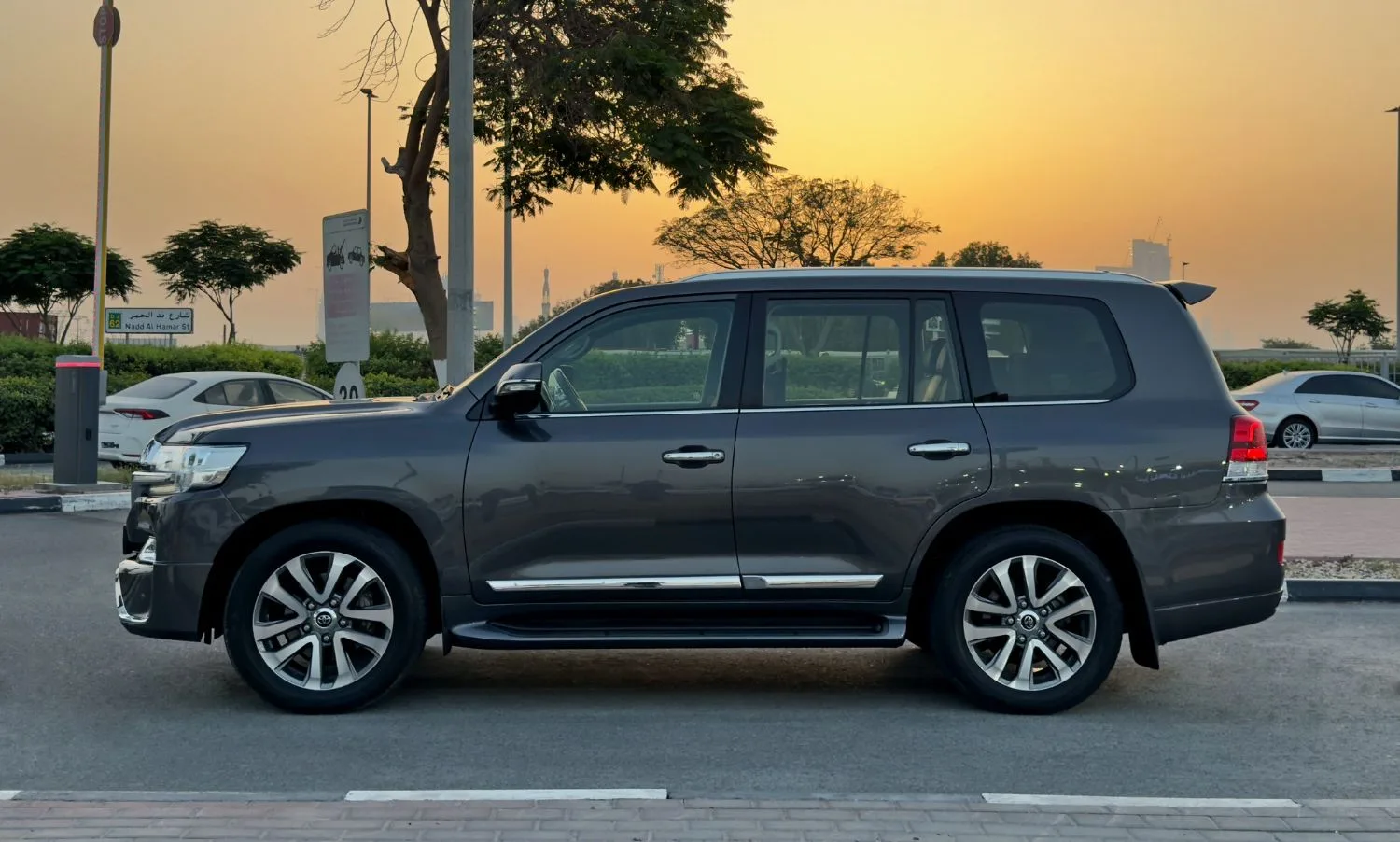 2018 Toyota Land Cruiser VXR proposée par un concessionnaire spécialisé à Dubai, Émirats arabes unis, photo 4 sur 13