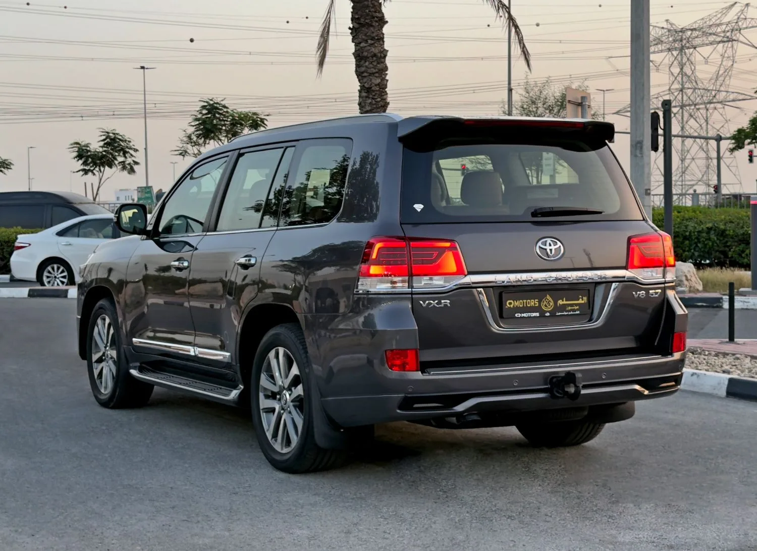 2018 Toyota Land Cruiser VXR proposée par un concessionnaire spécialisé à Dubai, Émirats arabes unis, photo 5 sur 13