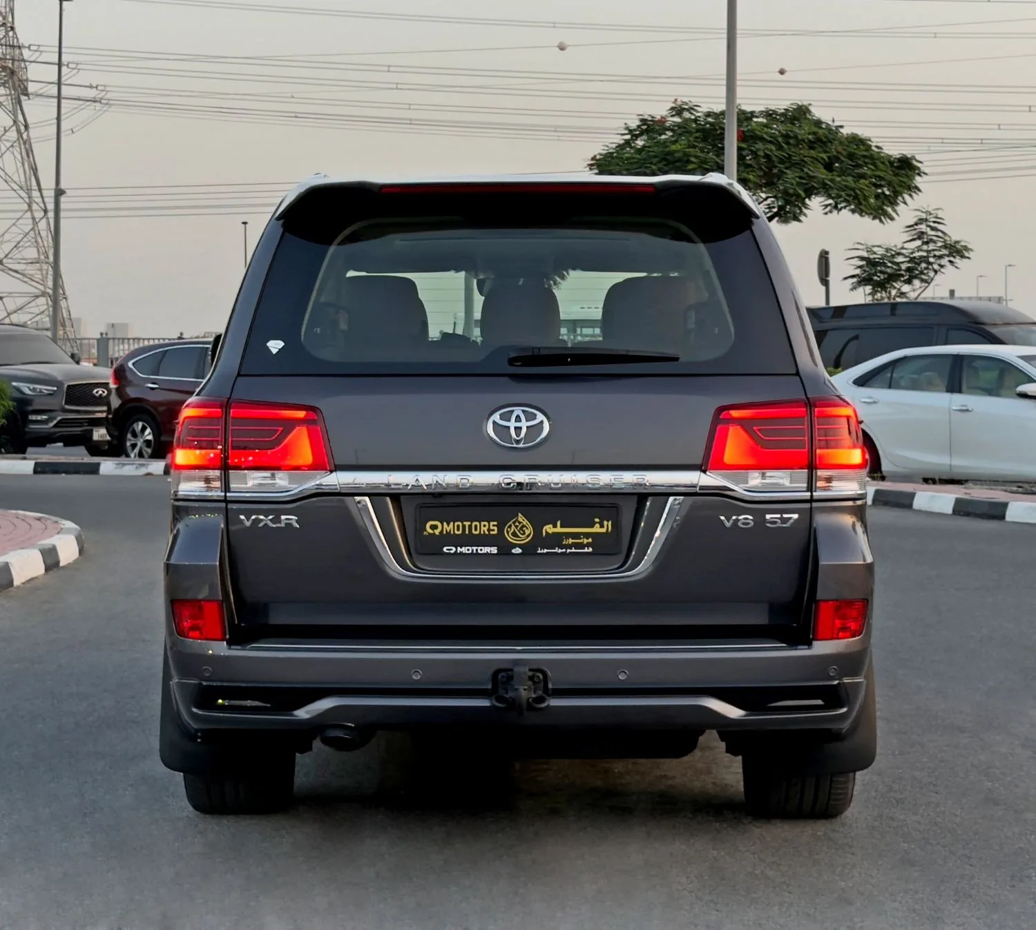 2018 Toyota Land Cruiser VXR proposée par un concessionnaire spécialisé à Dubai, Émirats arabes unis, photo 6 sur 13