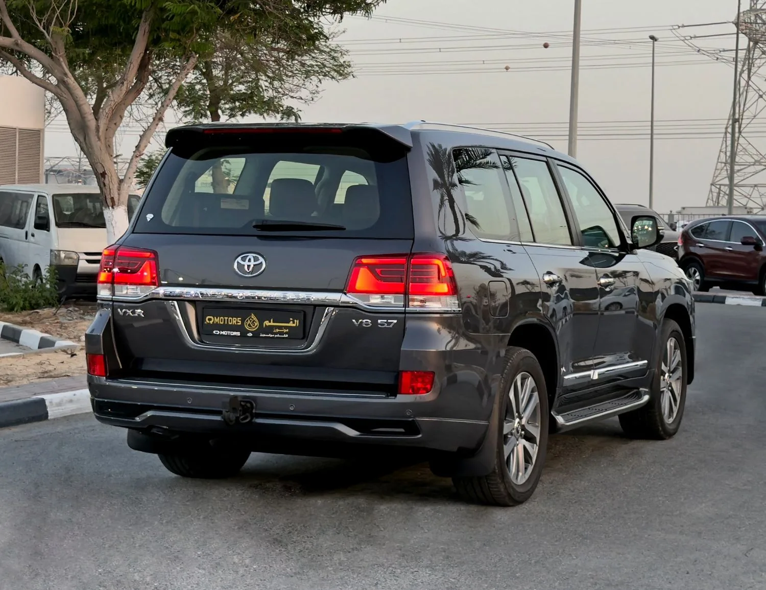 2018 Toyota Land Cruiser VXR proposée par un concessionnaire spécialisé à Dubai, Émirats arabes unis, photo 7 sur 13