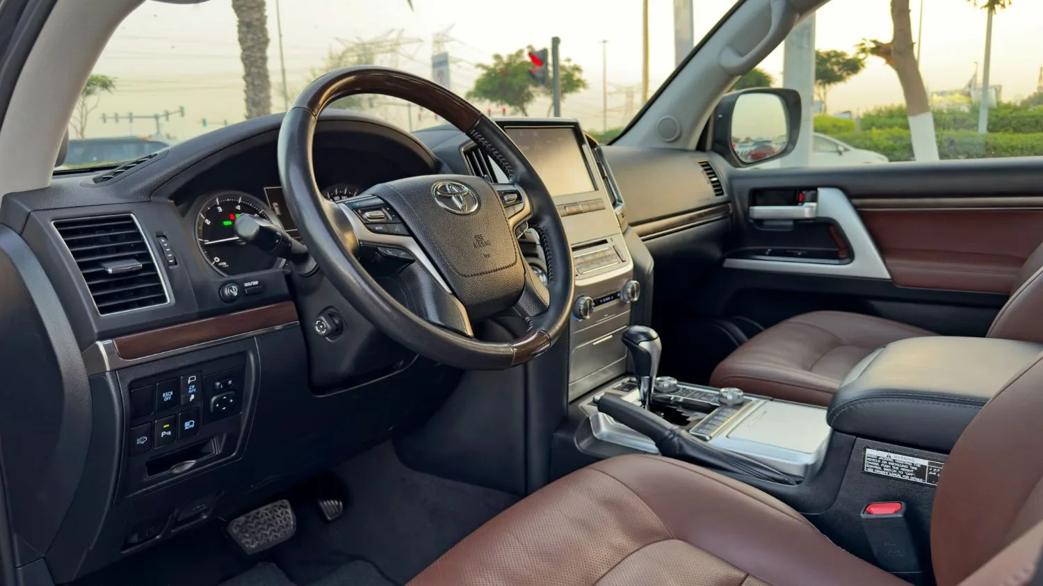 2018 Toyota Land Cruiser VXR proposée par un concessionnaire spécialisé à Dubai, Émirats arabes unis, photo 8 sur 13