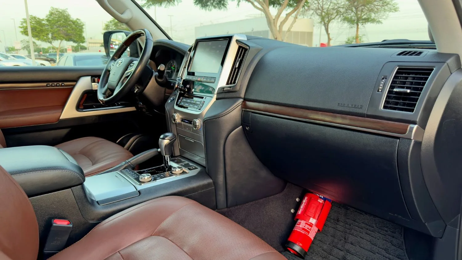 2018 Toyota Land Cruiser VXR proposée par un concessionnaire spécialisé à Dubai, Émirats arabes unis, photo 9 sur 13