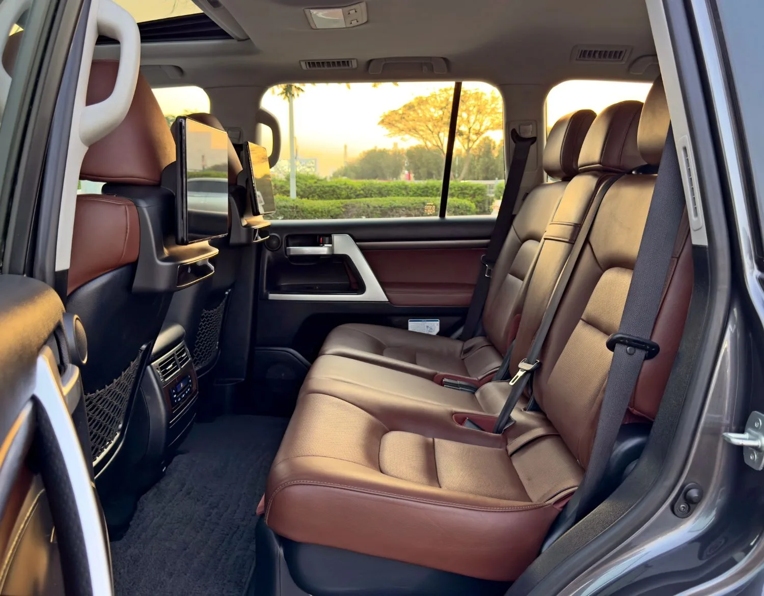2018 Toyota Land Cruiser VXR proposée par un concessionnaire spécialisé à Dubai, Émirats arabes unis, photo 11 sur 13