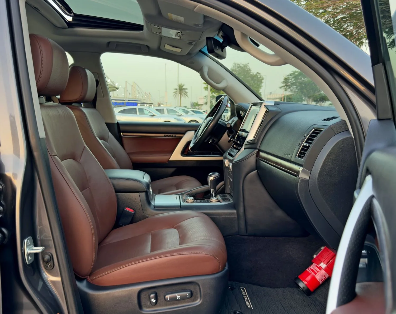 2018 Toyota Land Cruiser VXR proposée par un concessionnaire spécialisé à Dubai, Émirats arabes unis, photo 12 sur 13