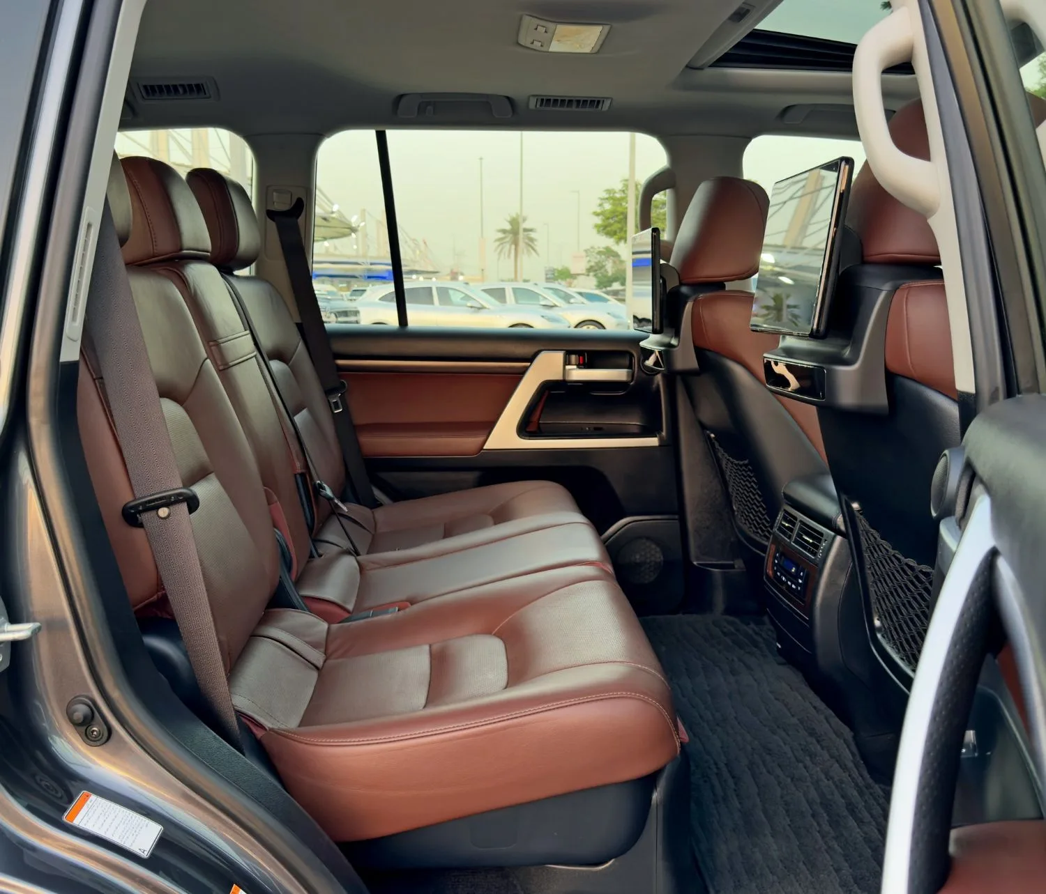2018 Toyota Land Cruiser VXR proposée par un concessionnaire spécialisé à Dubai, Émirats arabes unis, photo 13 sur 13