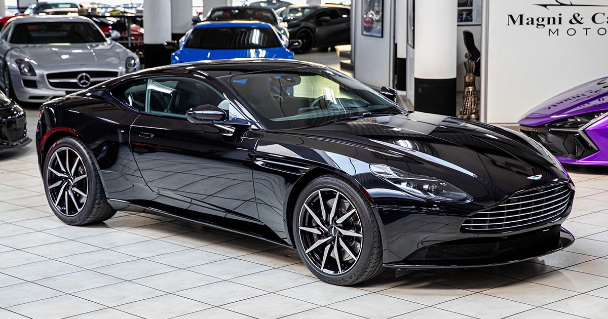 2019 Aston Martin DB11 proposée par un concessionnaire spécialisé à Milan, Italie, photo principale