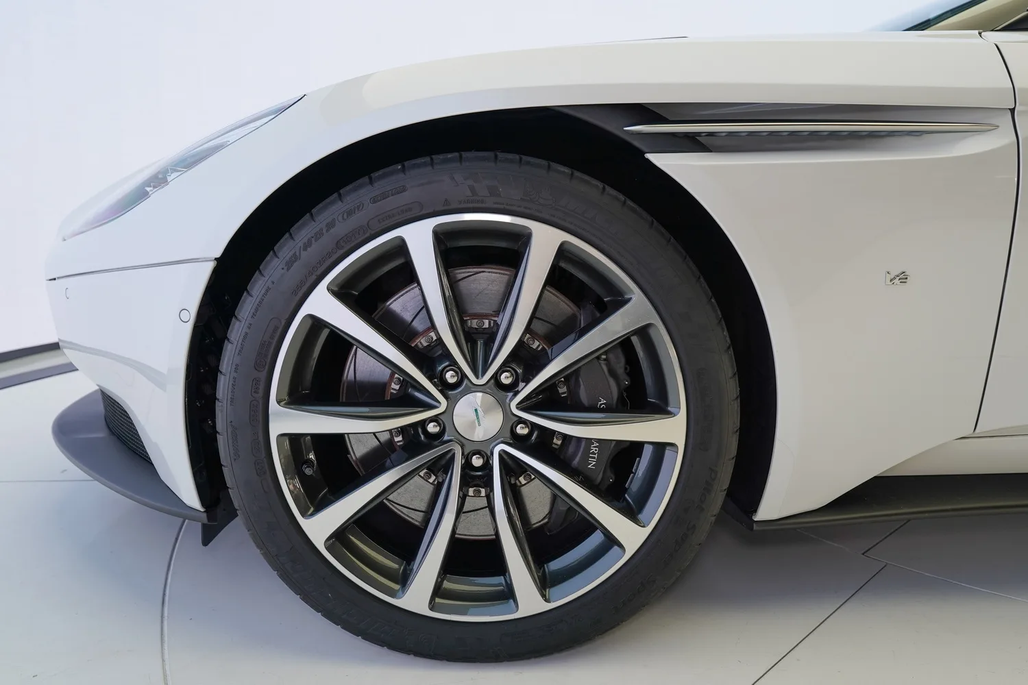 2019 Aston Martin DB11 V12, 8/18