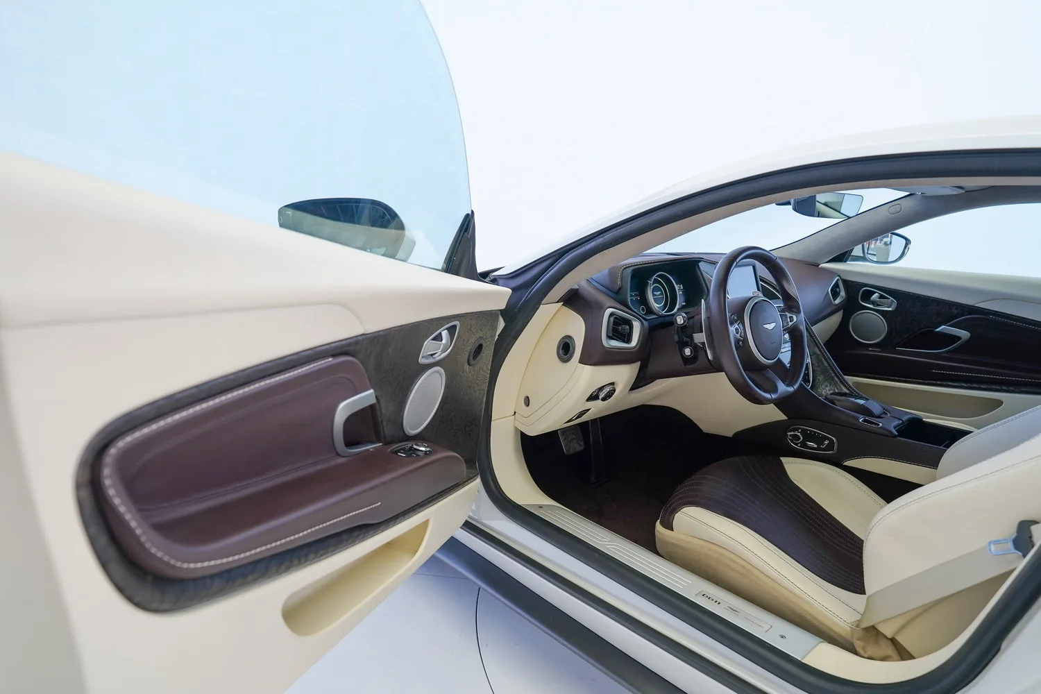 2019 Aston Martin DB11 V12, 10/18