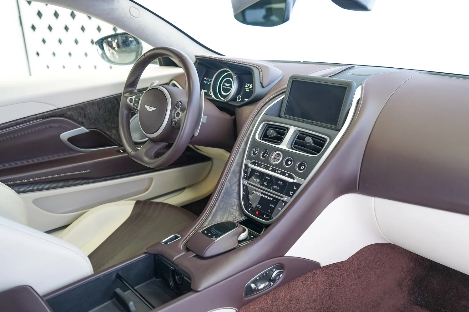 2019 Aston Martin DB11 V12, 15/18