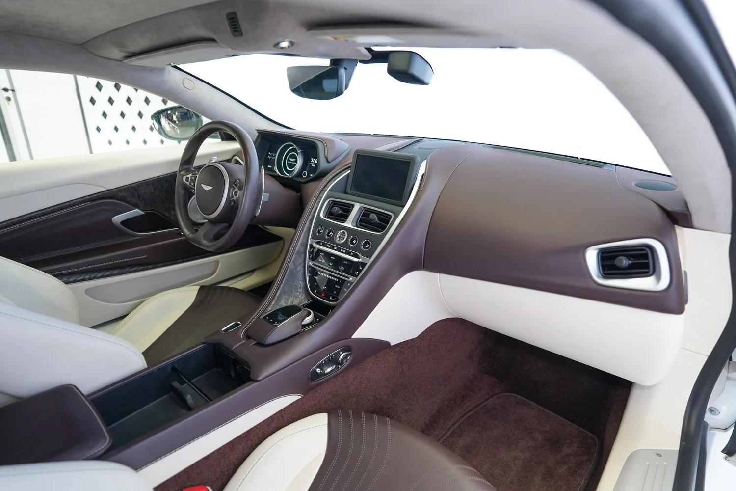 2019 Aston Martin DB11 V12, 16/18