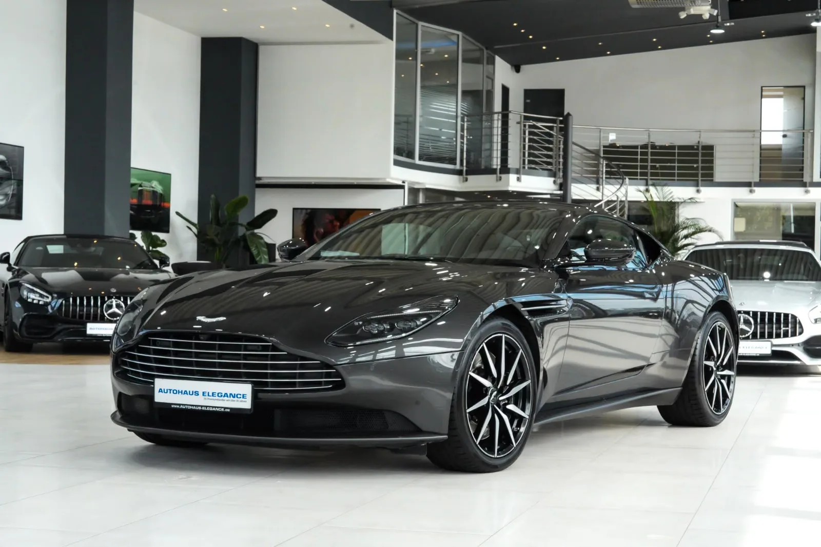 2019 Aston Martin DB11 V8 angeboten von einem Fachhändler in Köln, Deutschland, Hauptfoto