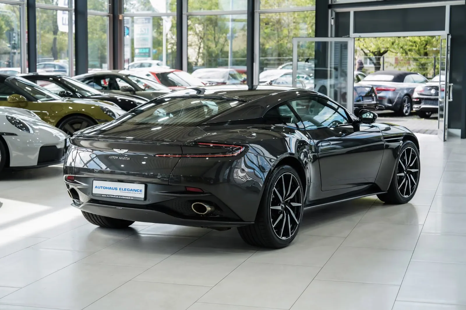 2019 Aston Martin DB11 V8, 2/30