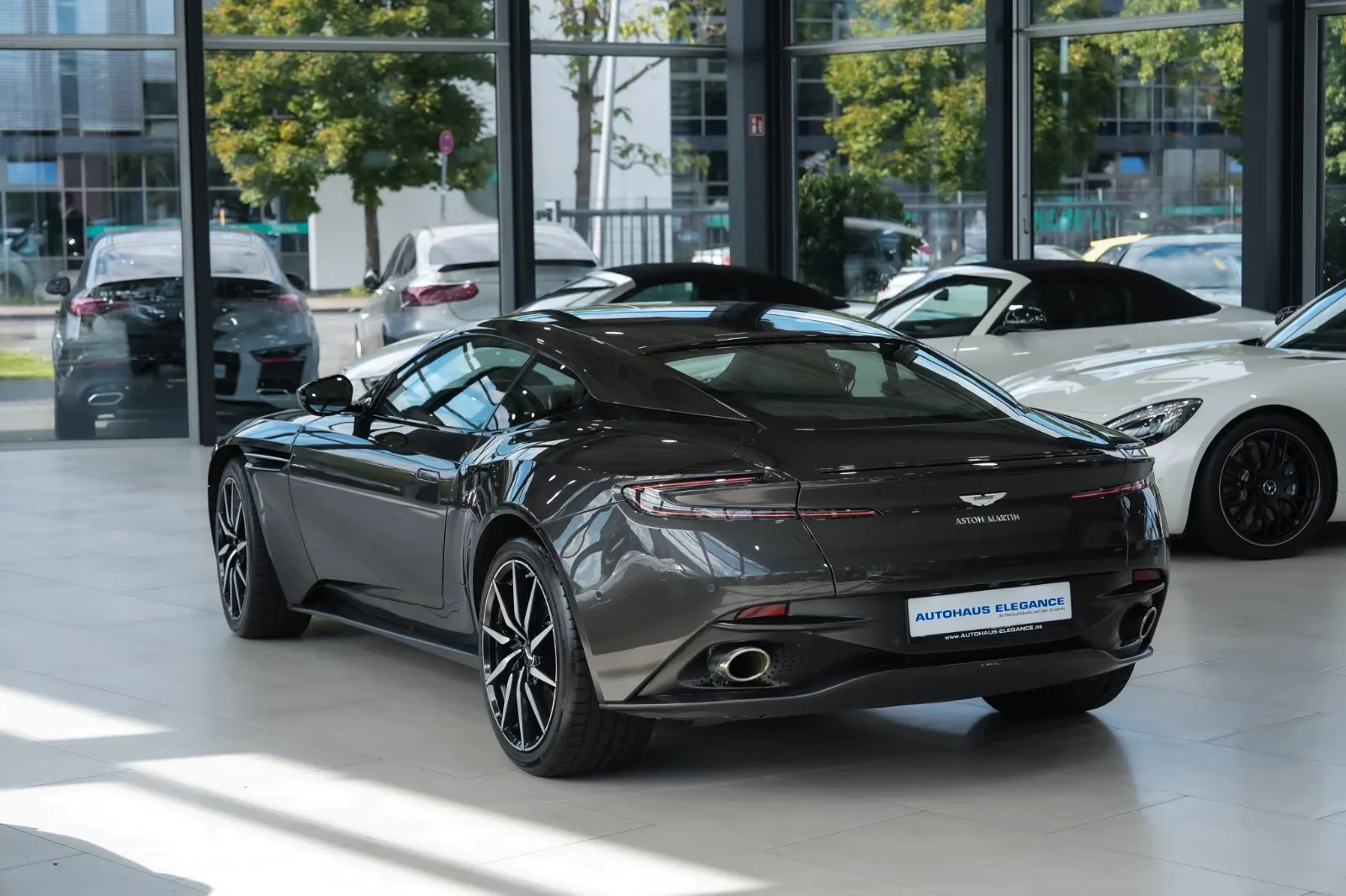 2019 Aston Martin DB11 V8, 3/30