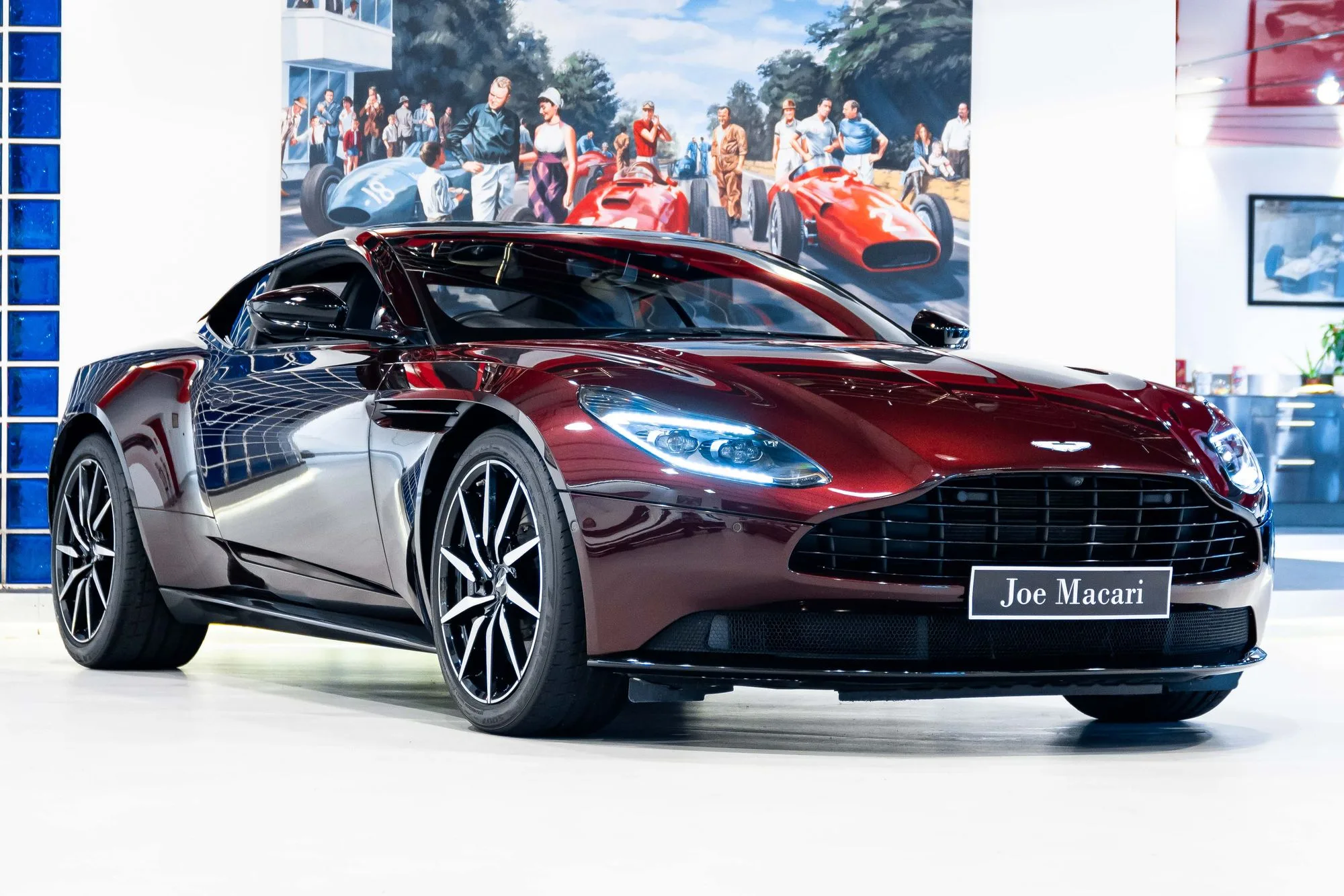 2019 Aston Martin DB11 V8 proposée par un spécialiste de la voiture de collection à London, Royaume-Uni, photo principale