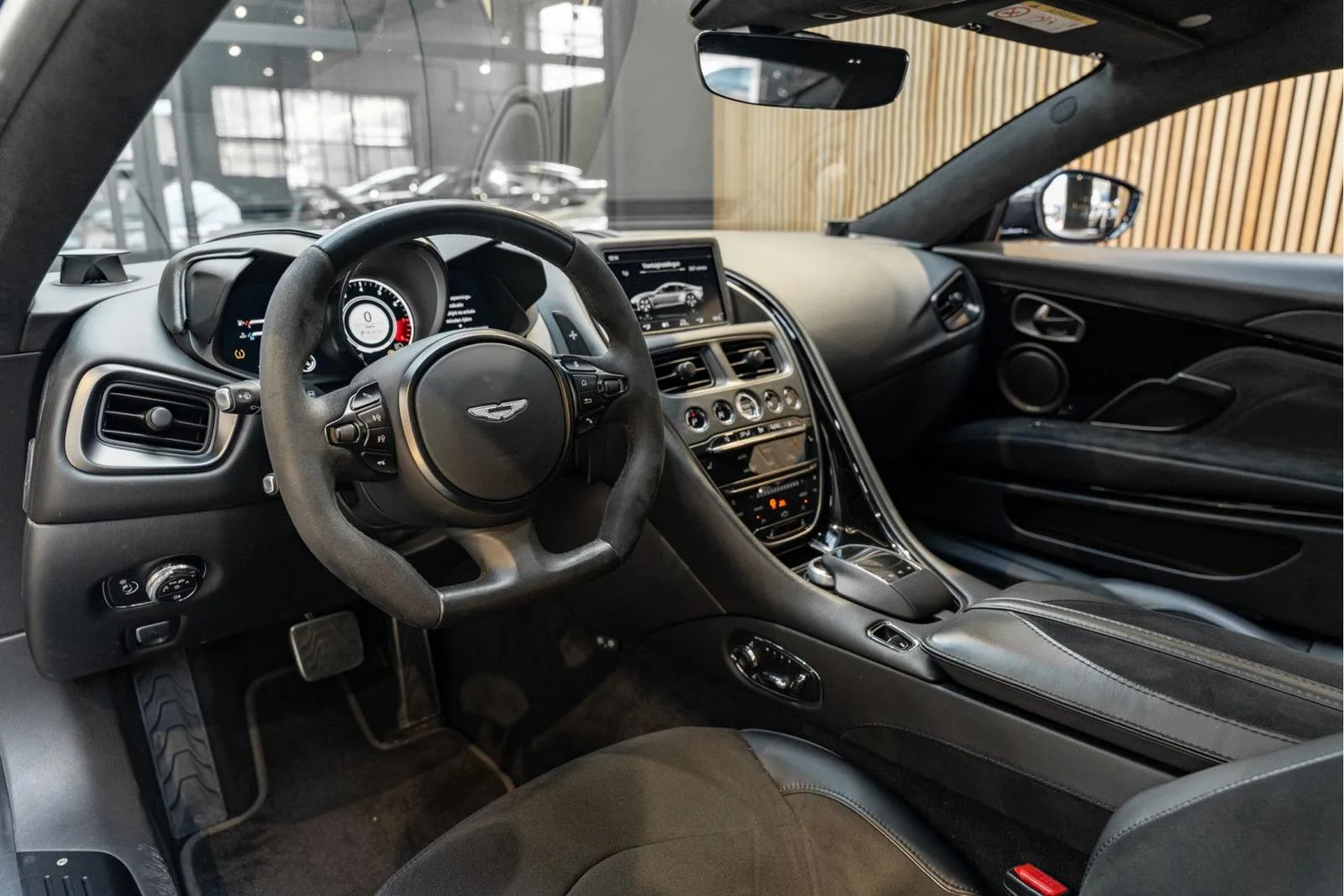 2019 Aston Martin DBS Superleggera, 24/30