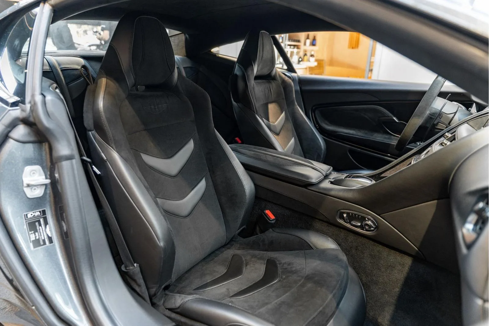 2019 Aston Martin DBS Superleggera, 27/30