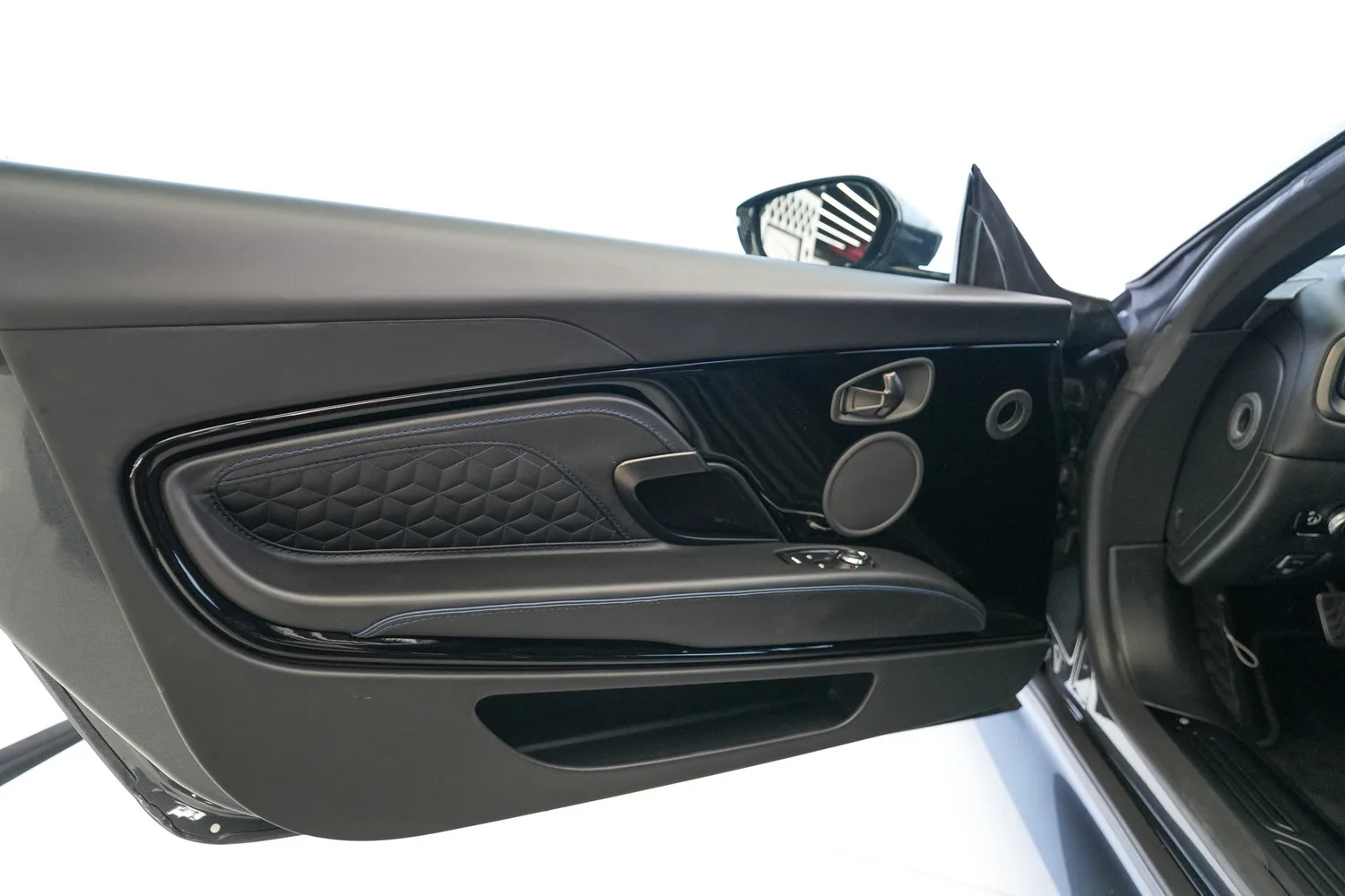 2019 Aston Martin DBS Superleggera, 3/18