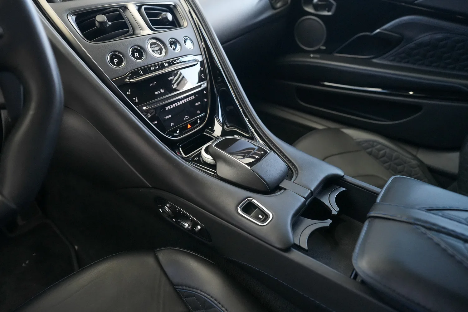 2019 Aston Martin DBS Superleggera, 6/18