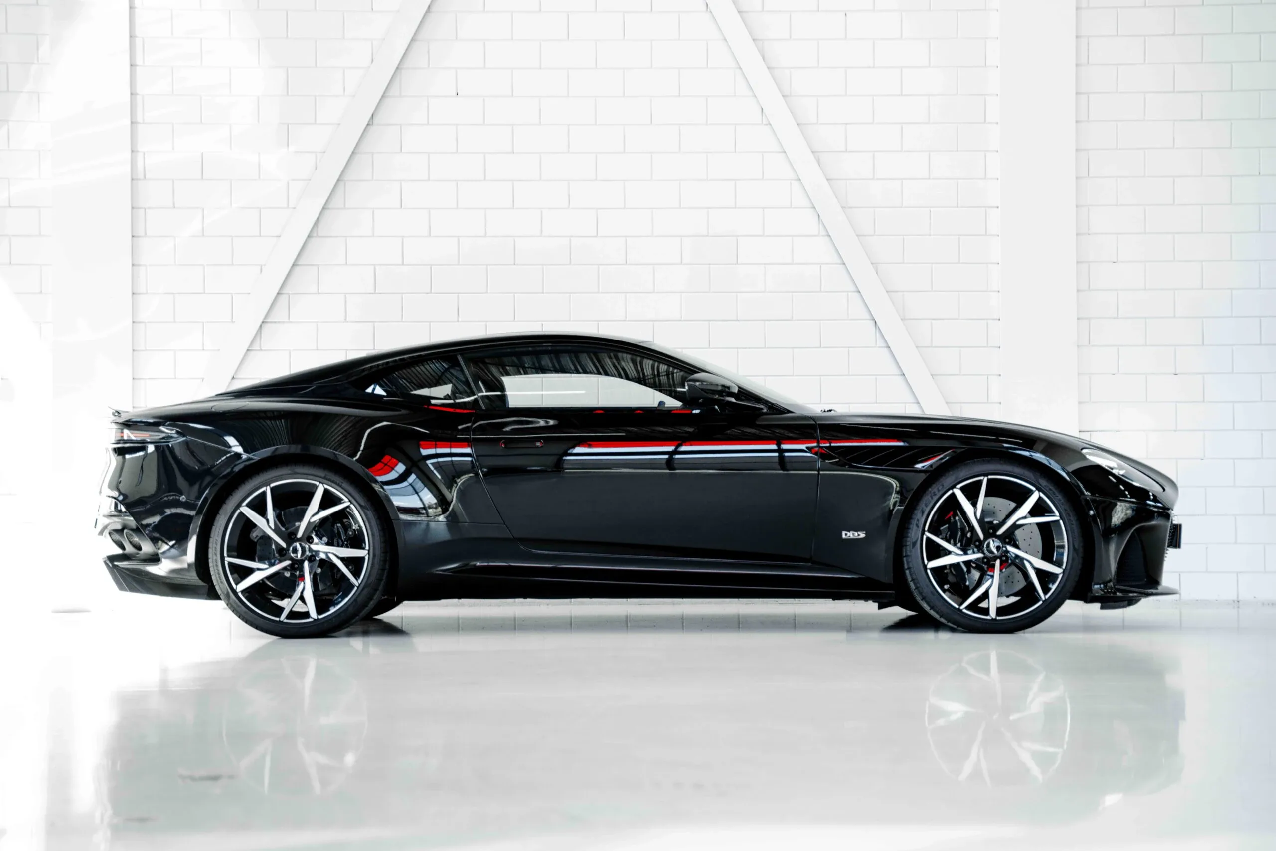 2019 Aston Martin DBS Superleggera, 2/30