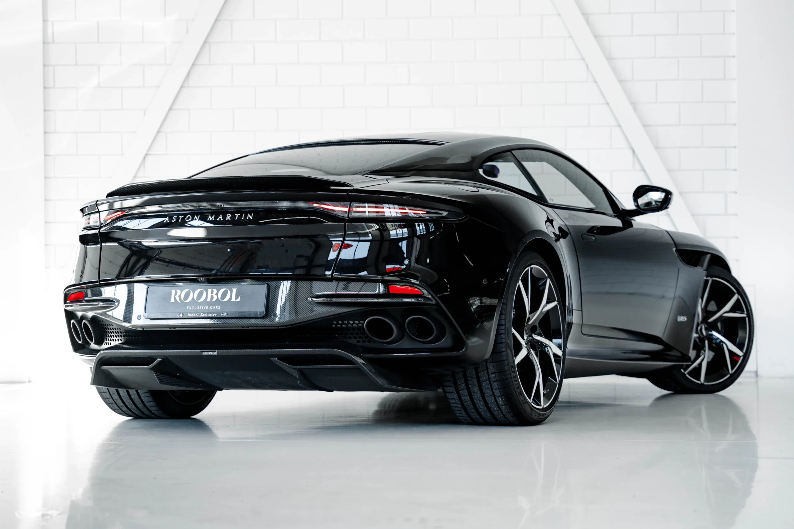 2019 Aston Martin DBS Superleggera, 3/30