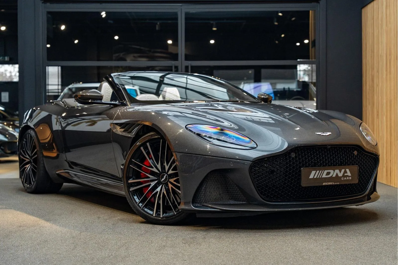 2019 Aston Martin DBS Superleggera Volante en un concesionario especializado de Naarden, Países Bajos, foto principal