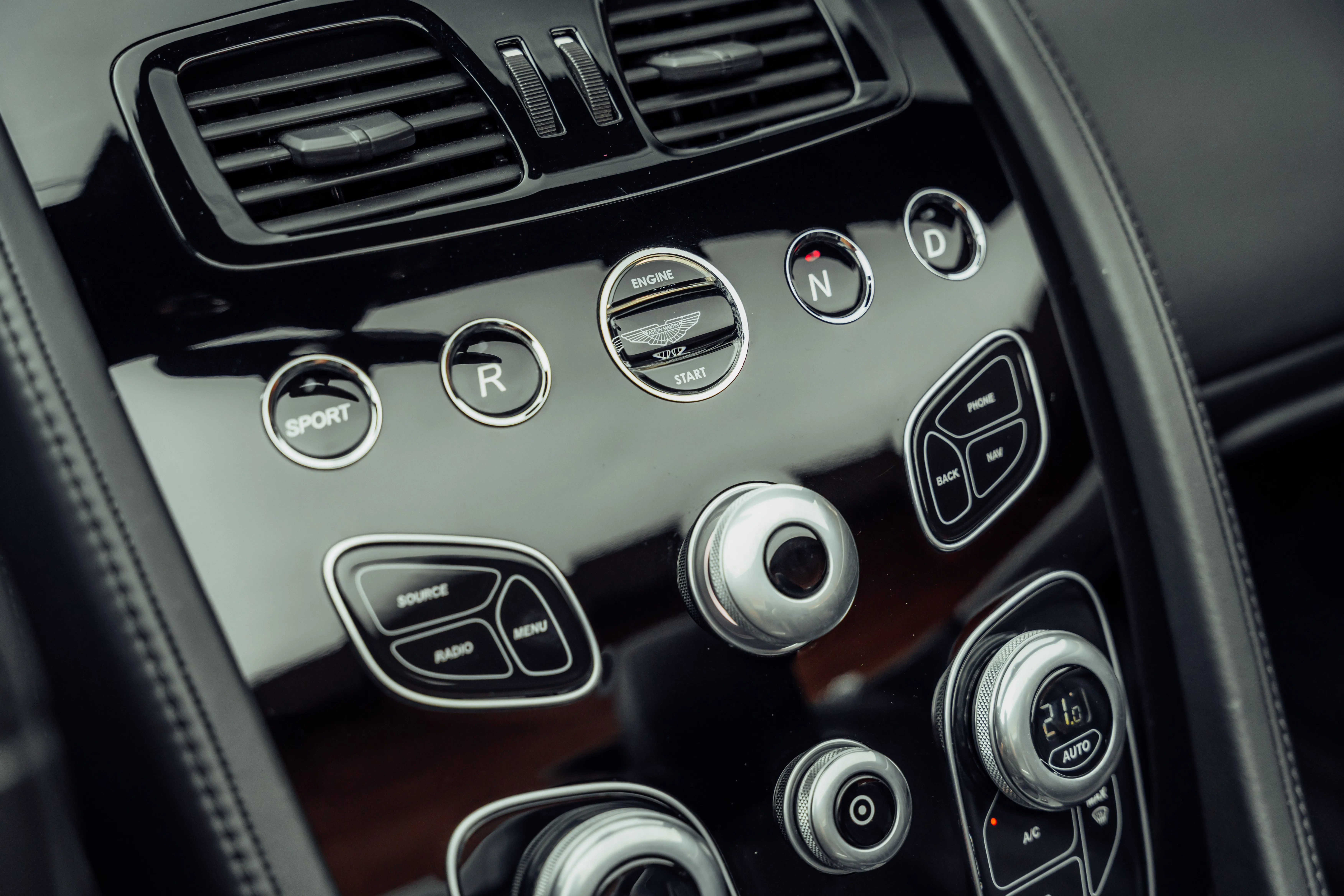 2019 Aston Martin V12 Vantage S Roadster, 15/30