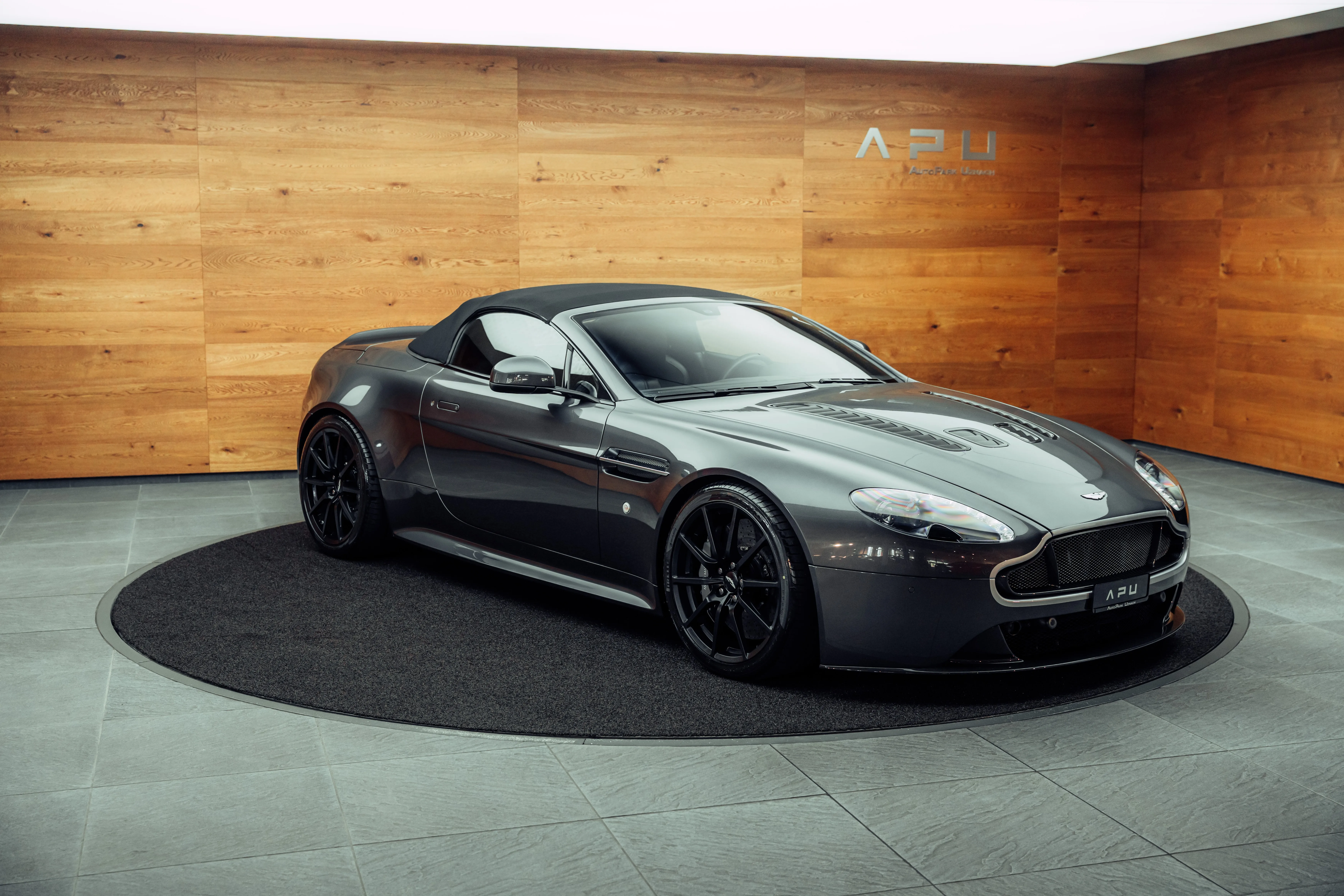 2019 Aston Martin V12 Vantage S Roadster, 28/30