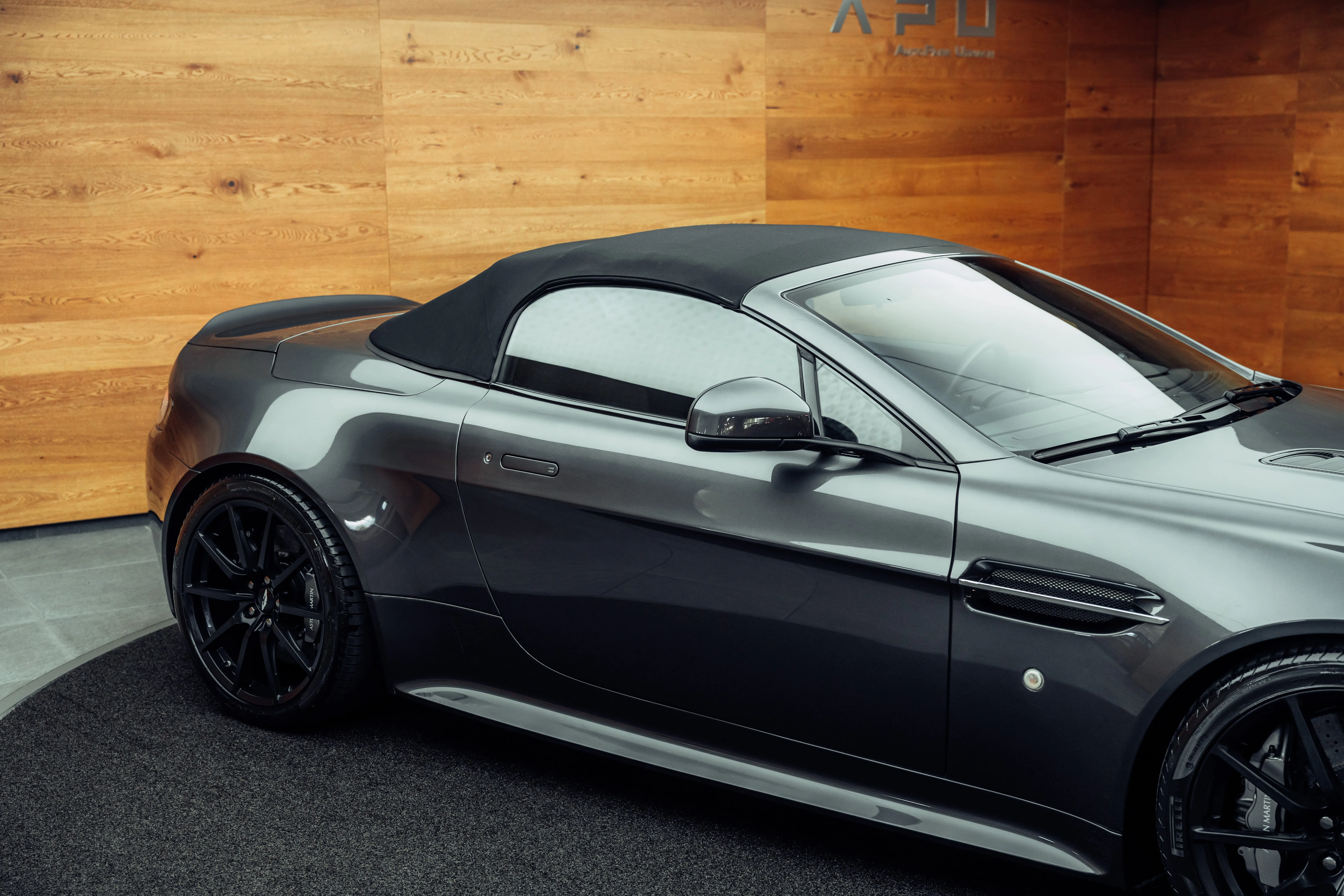 2019 Aston Martin V12 Vantage S Roadster, 29/30