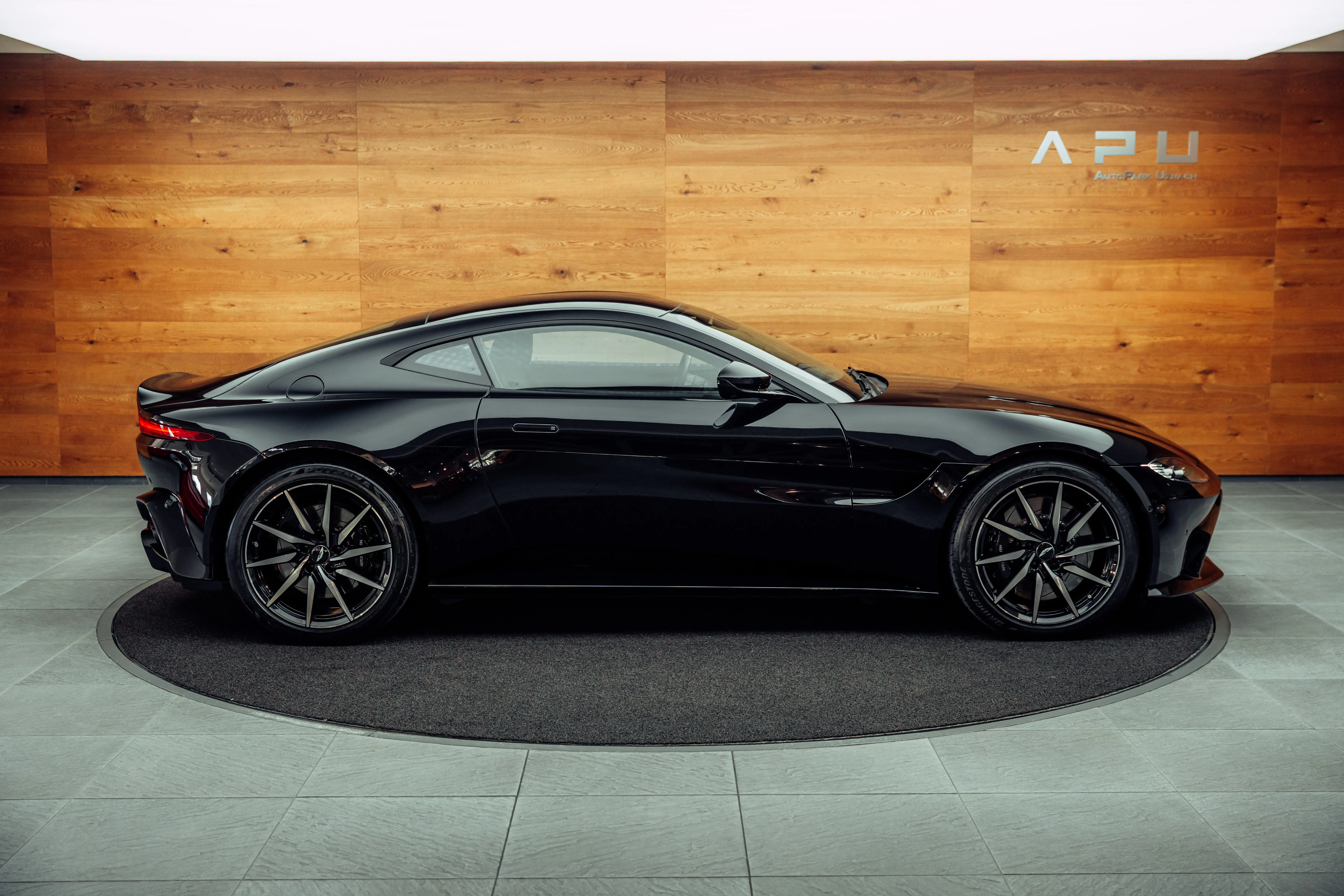 2019 Aston Martin V8 Vantage, 2/24