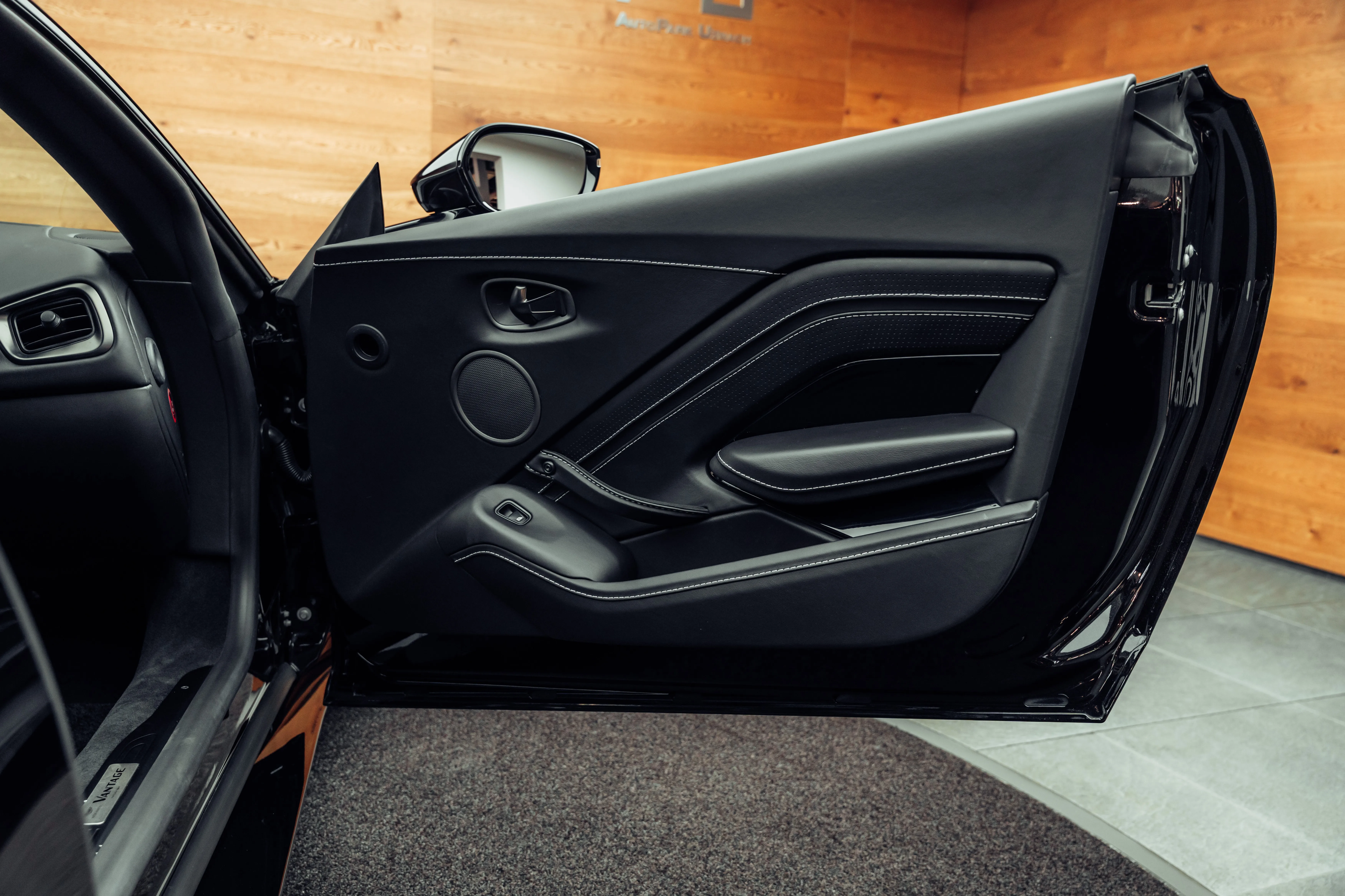2019 Aston Martin V8 Vantage, 18/24