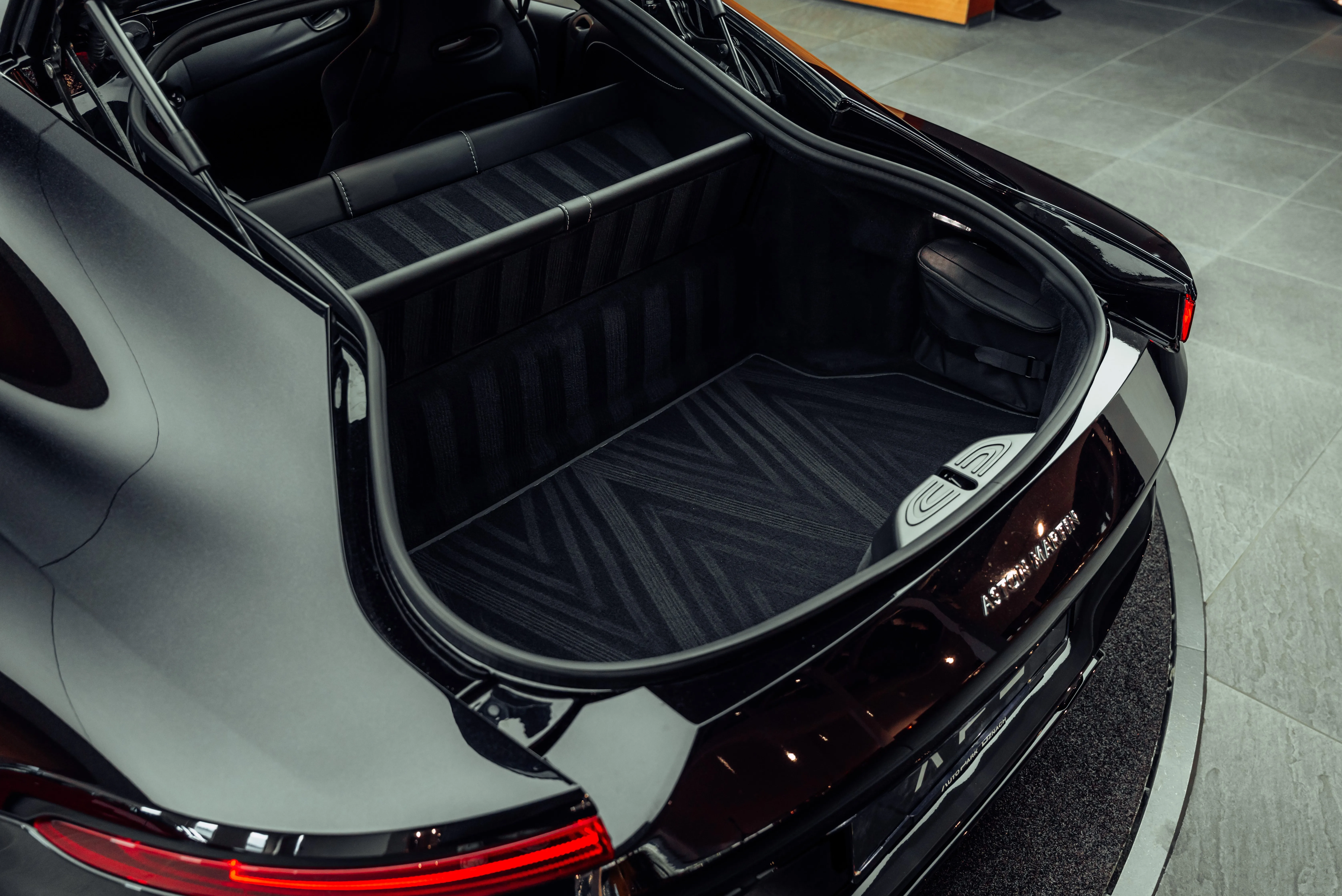2019 Aston Martin V8 Vantage, 20/24