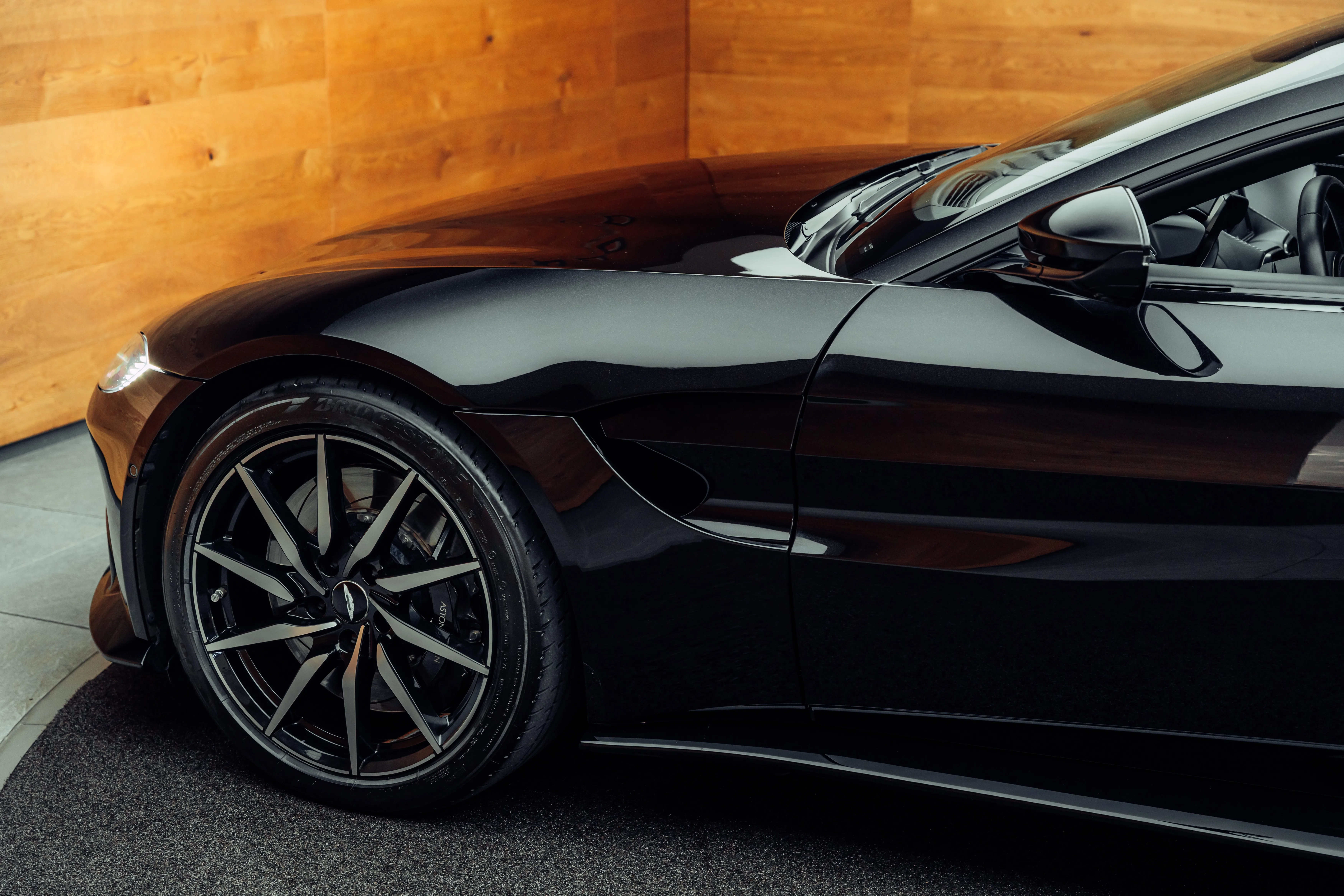 2019 Aston Martin V8 Vantage, 23/24