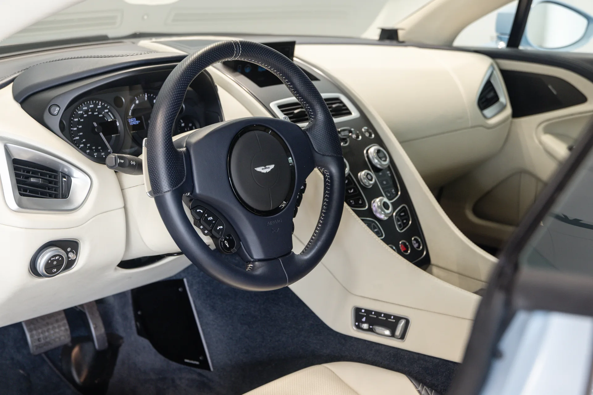 2019 Aston Martin Vanquish Zagato Shooting Brake, 3/30