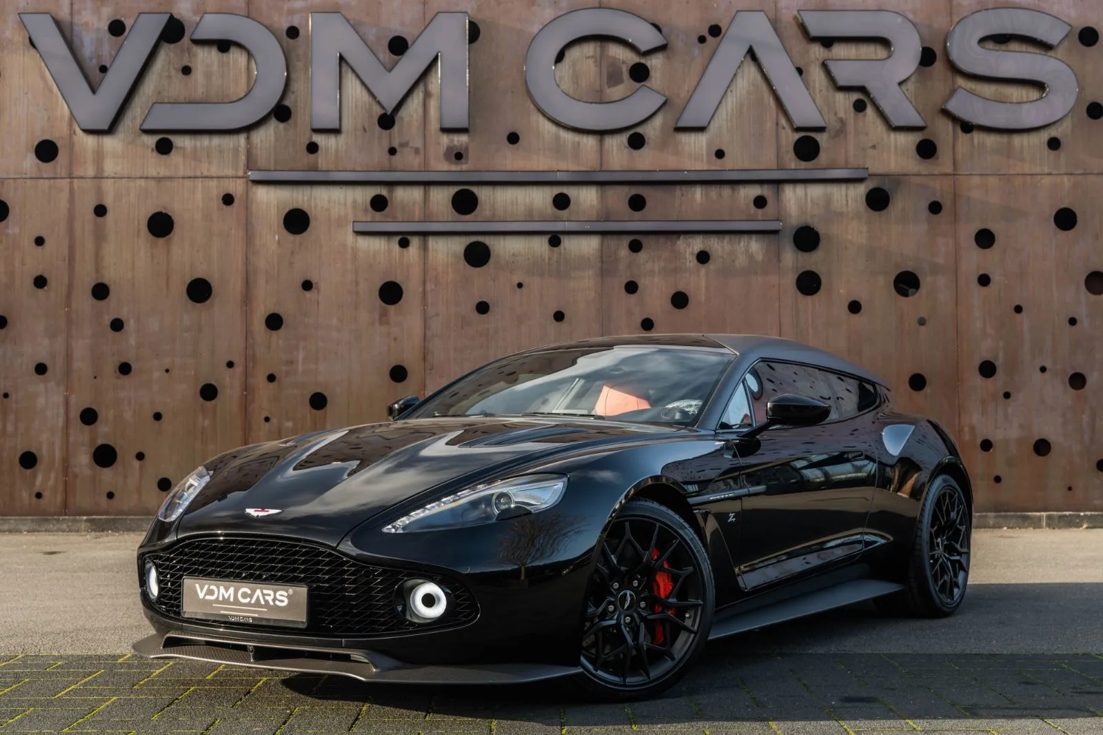 2019 Aston Martin Vanquish Zagato Shooting Brake proposée par un spécialiste de la supercar à Gronau, Allemagne, photo principale