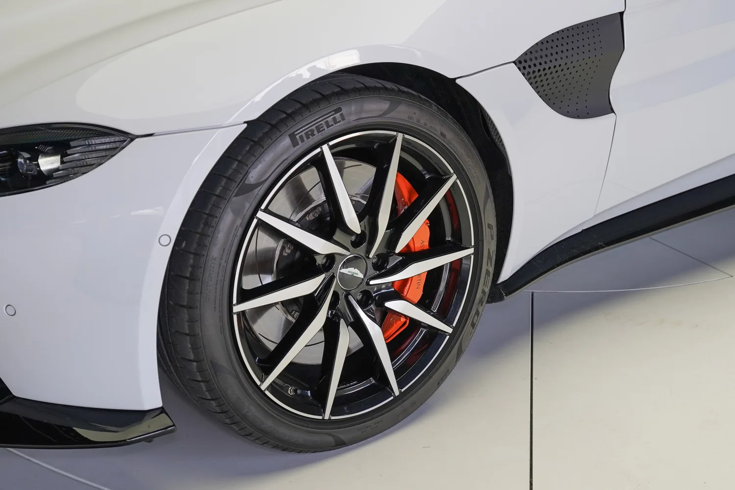 2019 Aston Martin Vantage, 10/14