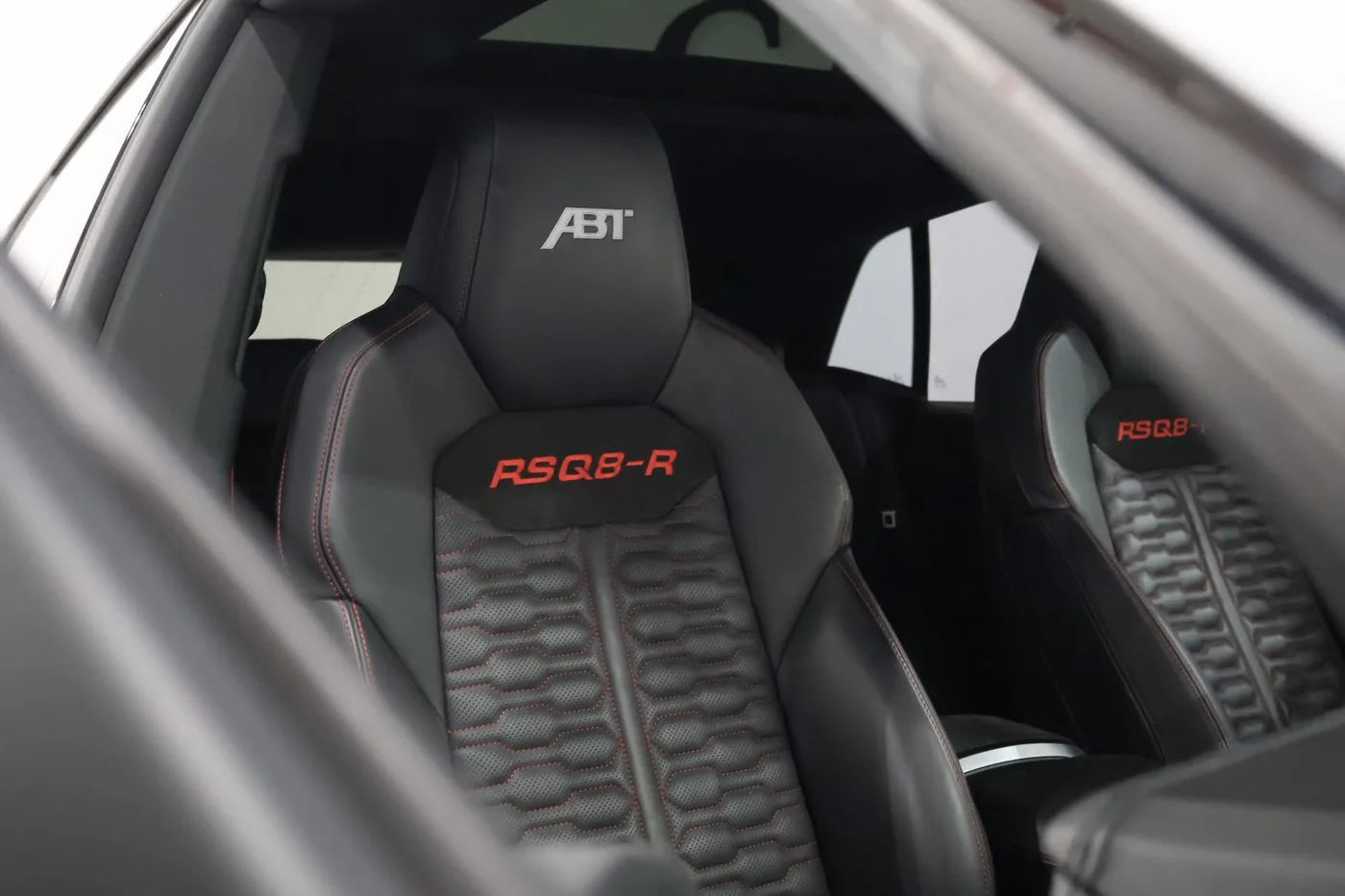 2019 Audi RS Q8 angeboten von einem Supersportwagenhändler in Zibido San Giacomo, Italien, Foto 14 von 25